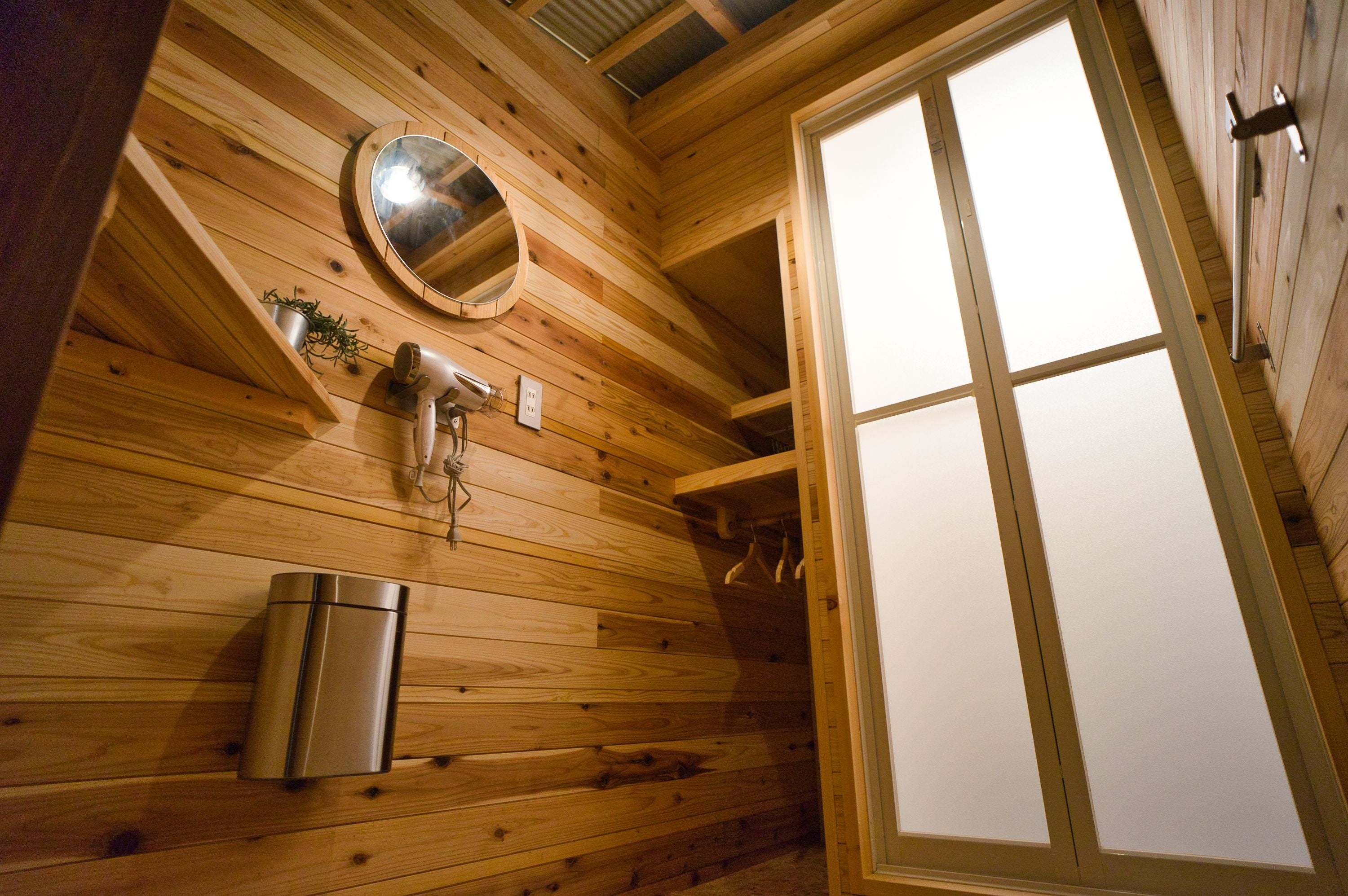 新設された木製のシャワールーム小屋