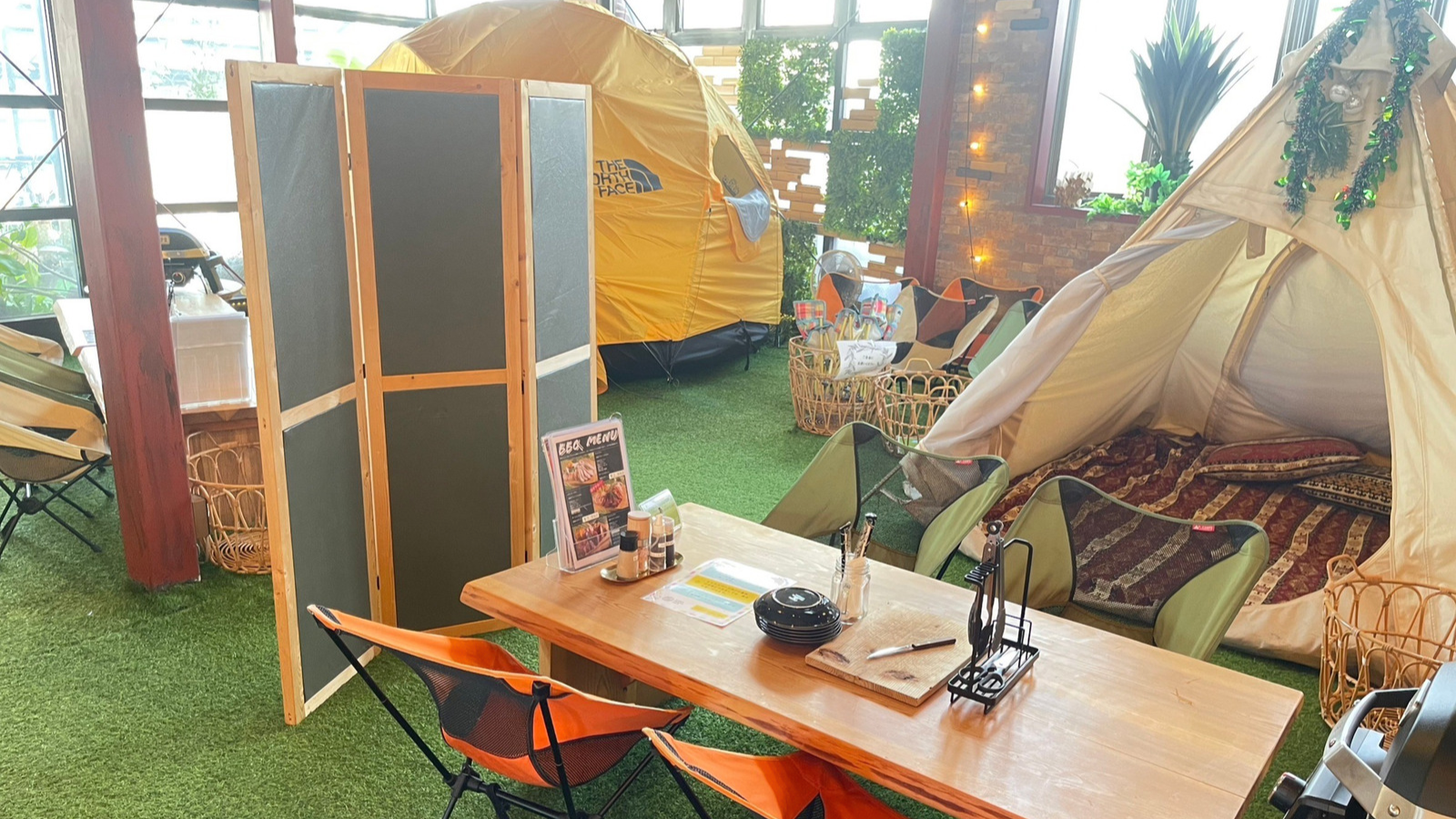 奥のテントの中も使用できます。