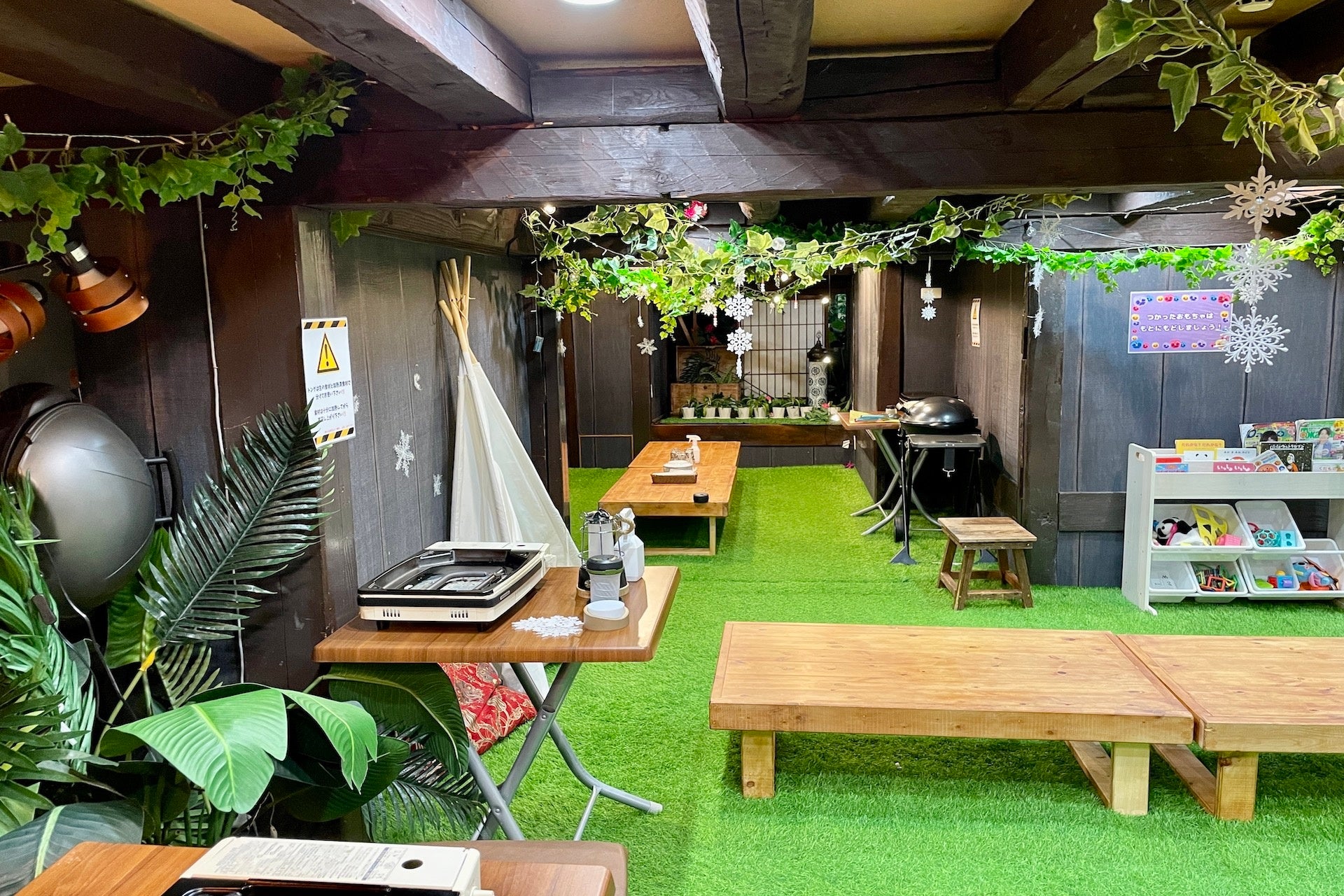 お子様連れに大人気の座敷席は全面人工芝が貼られています♪