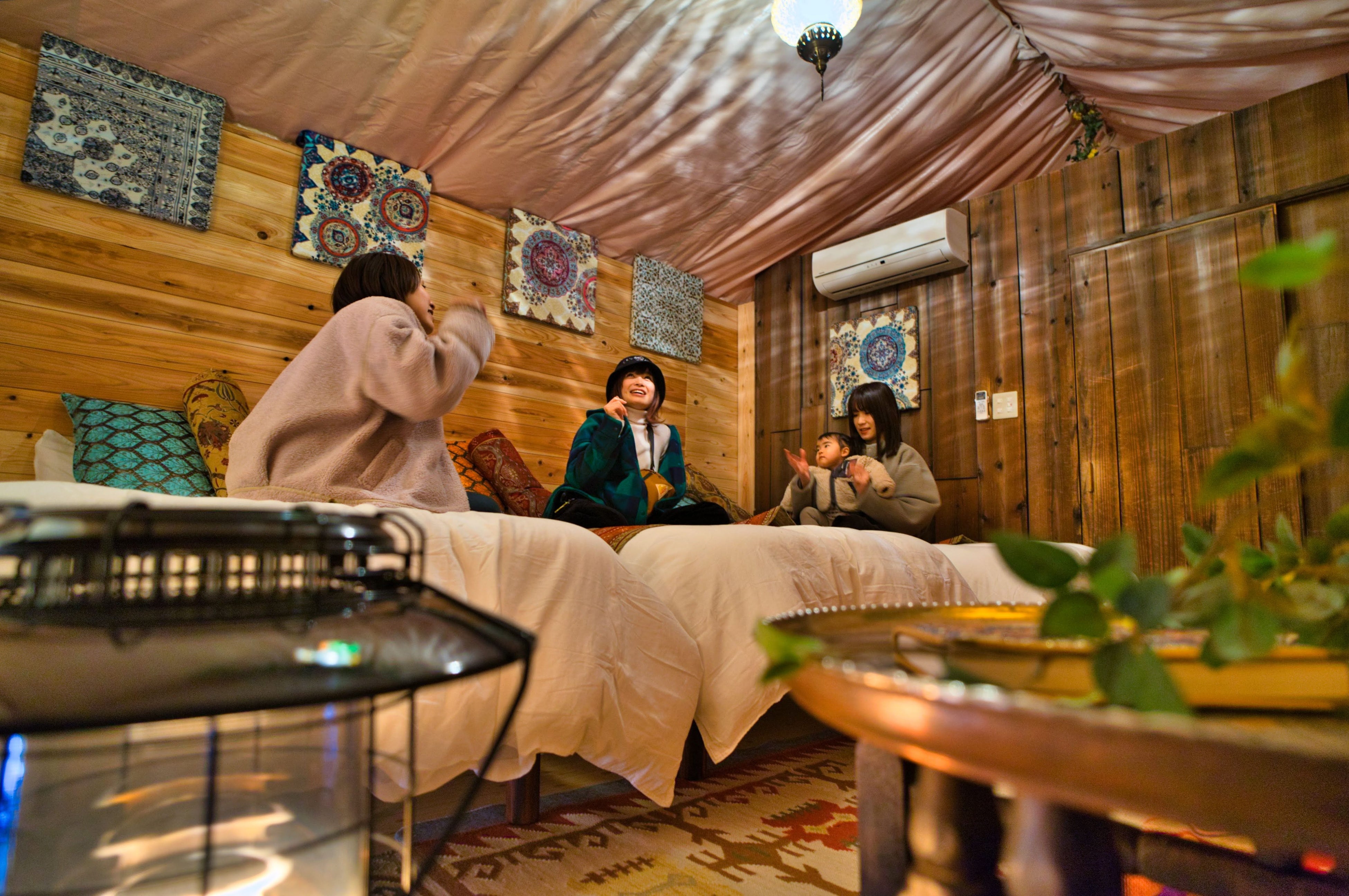 エアコン・バス・トイレ完備の大型テントでグランピング