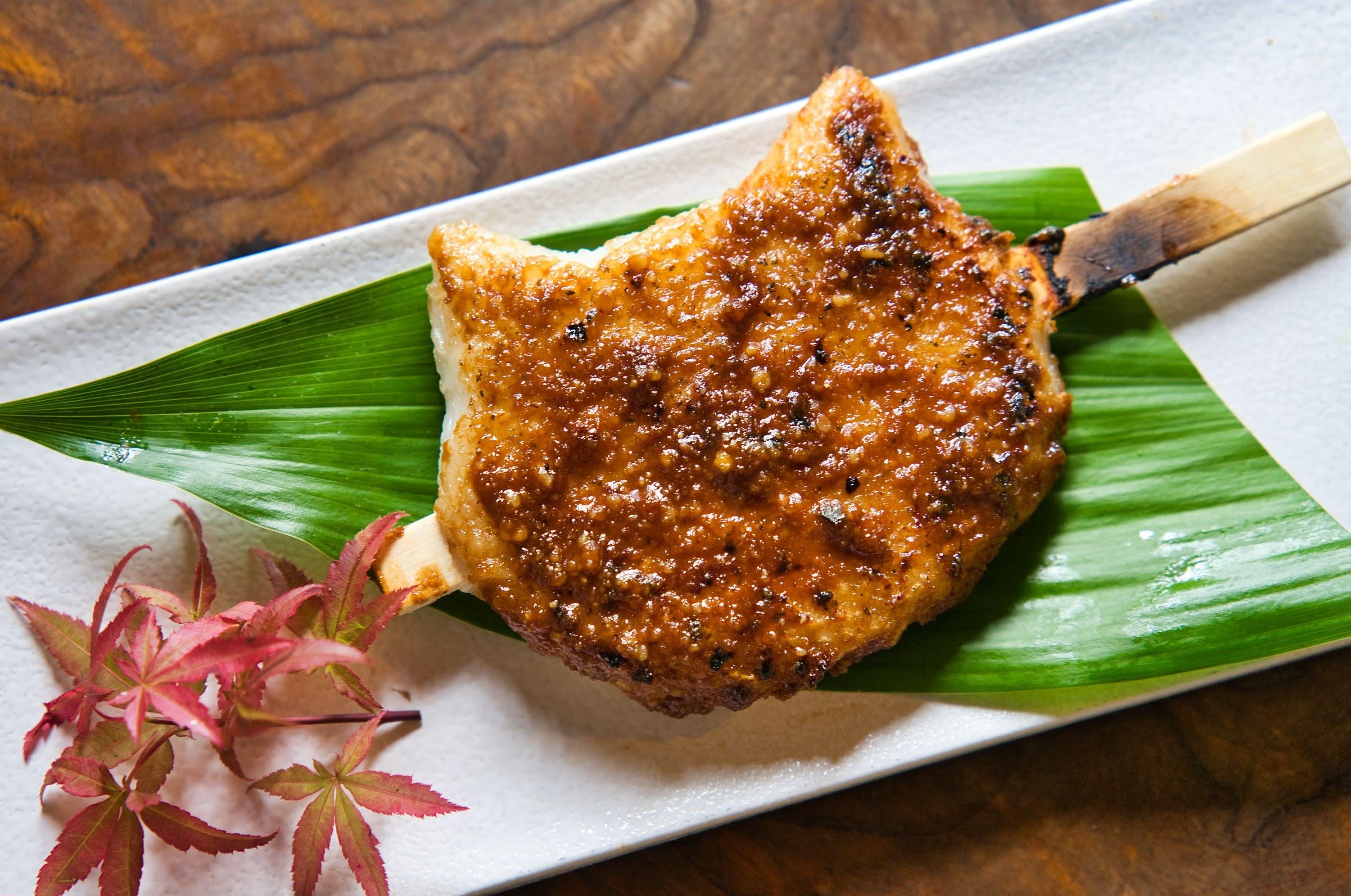 猫型の耳が特徴の『にゃあにゃあ五平餅』クルミ入り八丁味噌がかかった人気のデザートです。