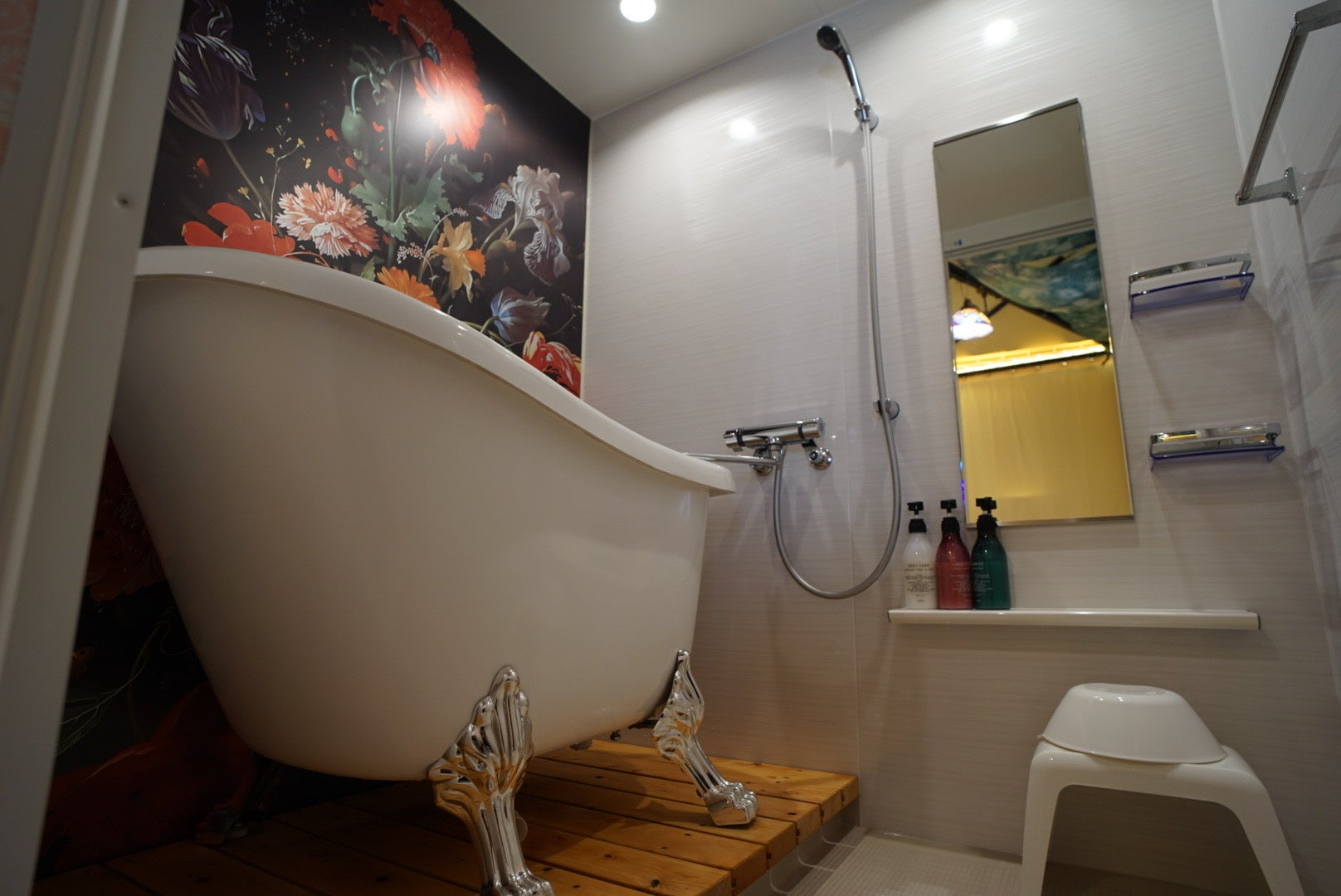 ゲルテント内の浴室は、こだわりの猫足バスタブ