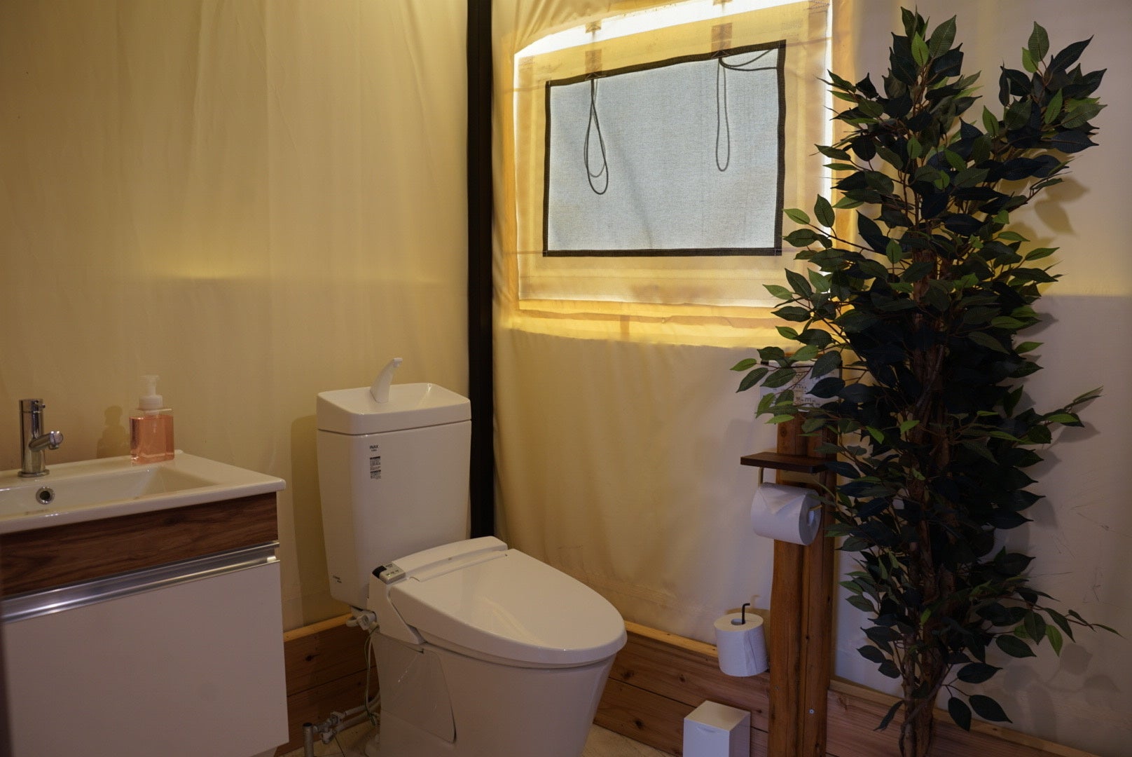 ゲルテント内のトイレ・洗面台