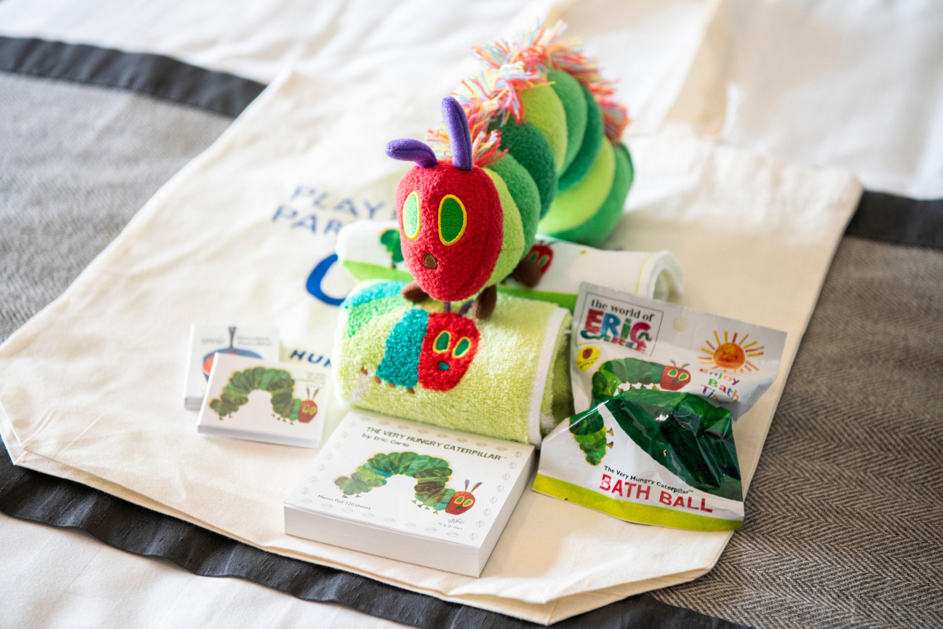 お土産はオリジナルバッグに入れてお持ち帰り ※内容は定期的に変更します