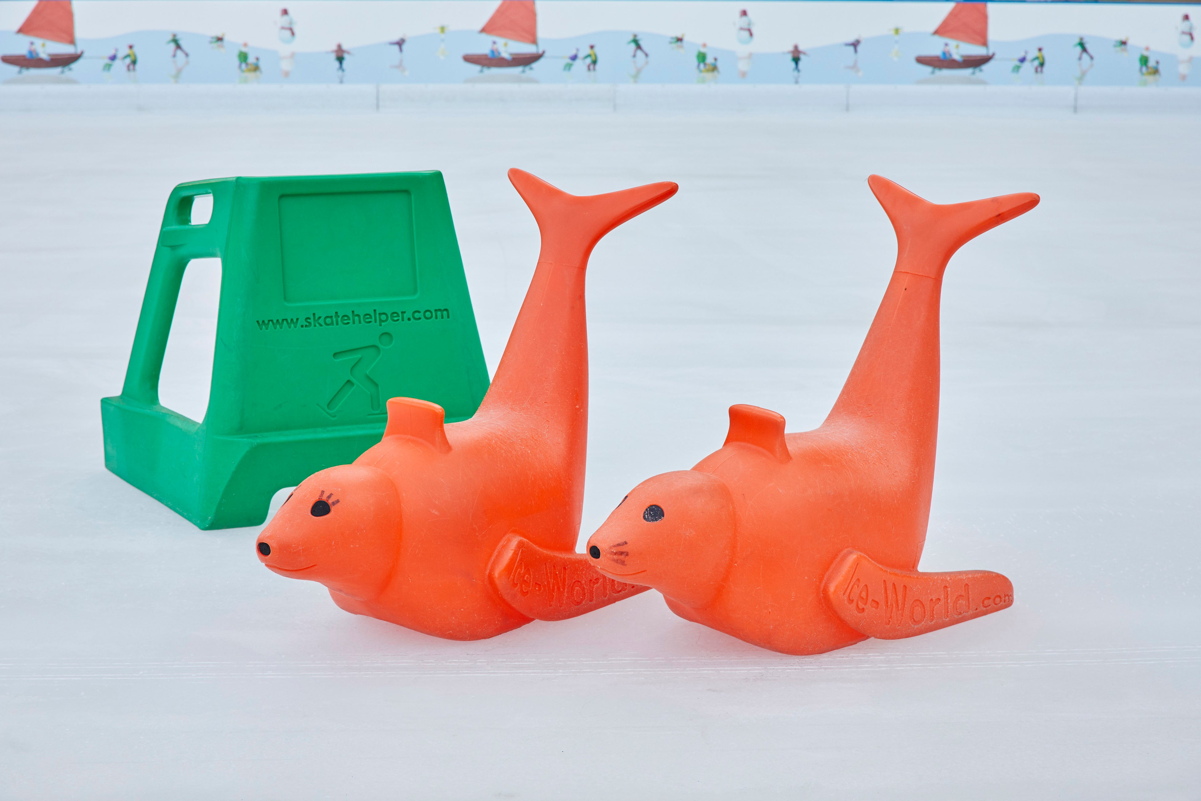 ▲（右手前）「あしかソリ」、（左奥）「ちびっこヘルパー」