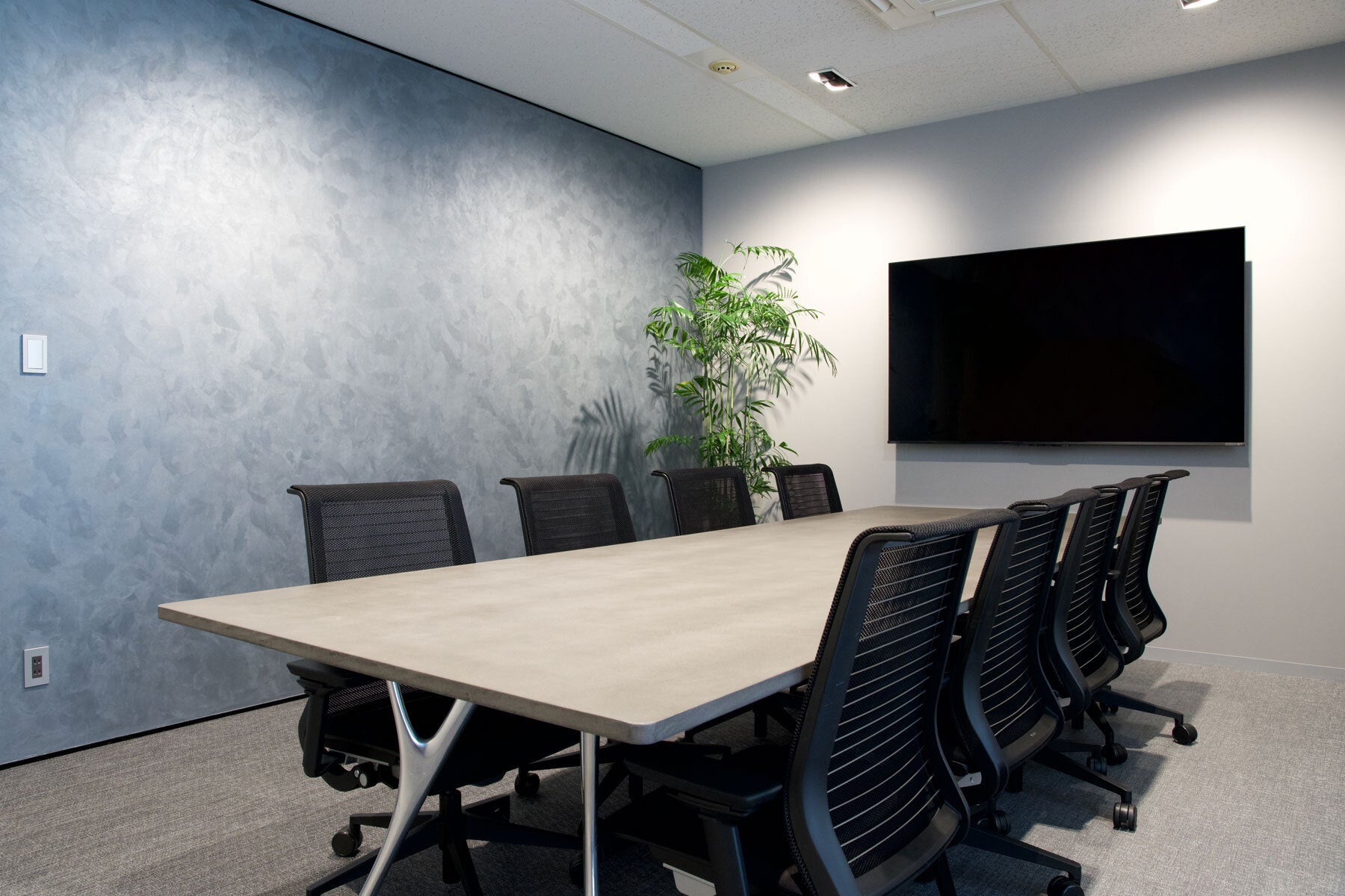 ▲まとまった人数での打ち合わせもスムーズな、大きなディスプレイを備えたミーティングルーム