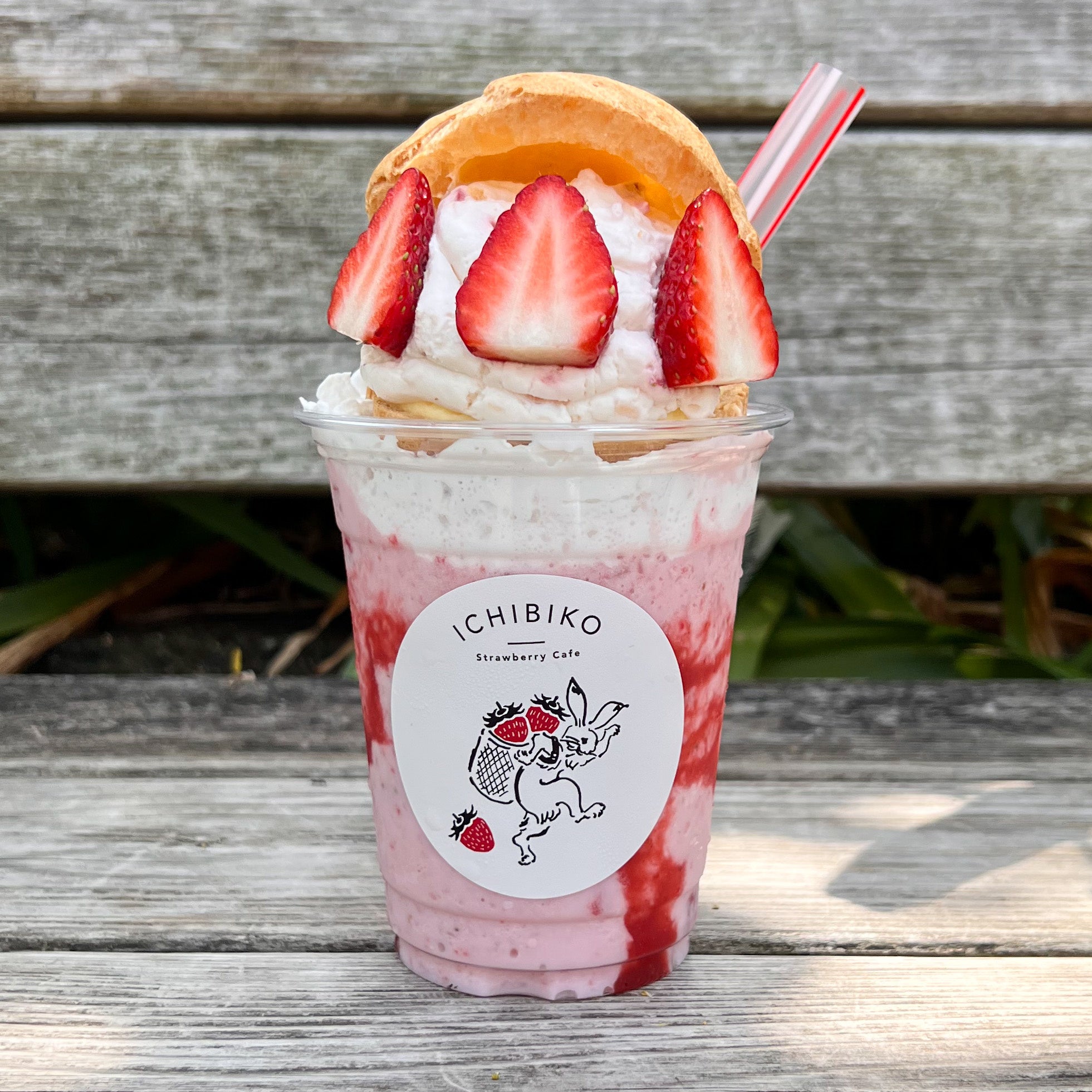 いちごシューonストロベリースムージー