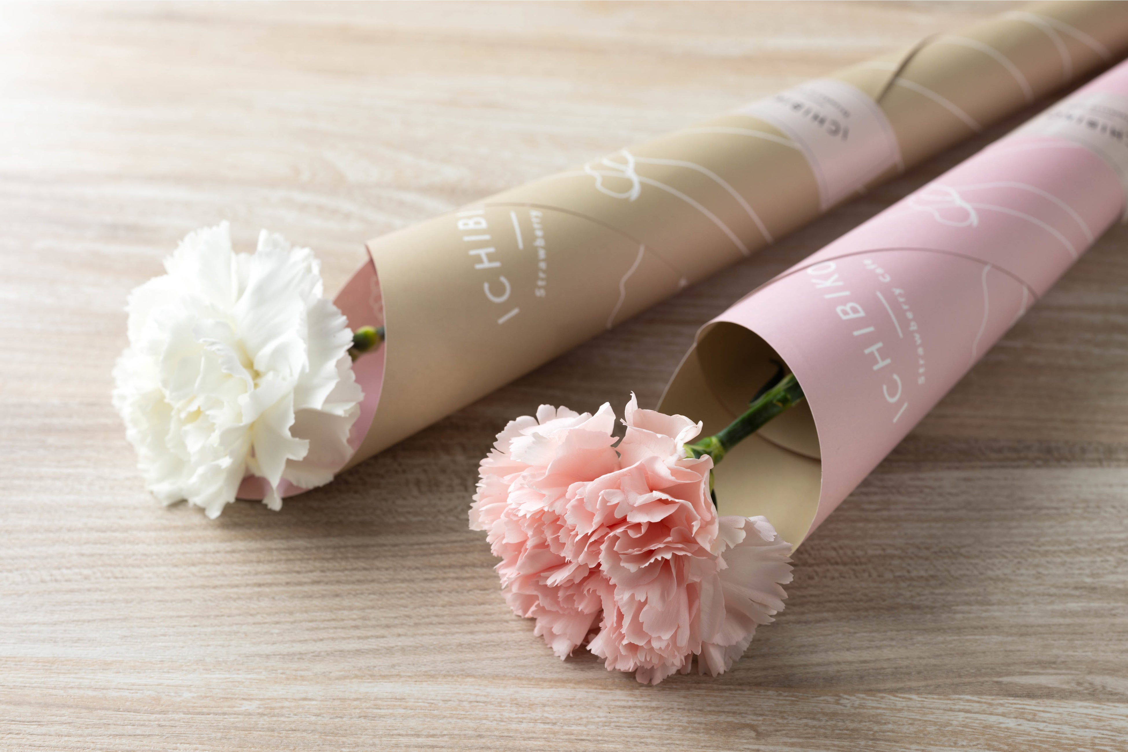 オリジナルラッピングペーペーで包んだカーネーション