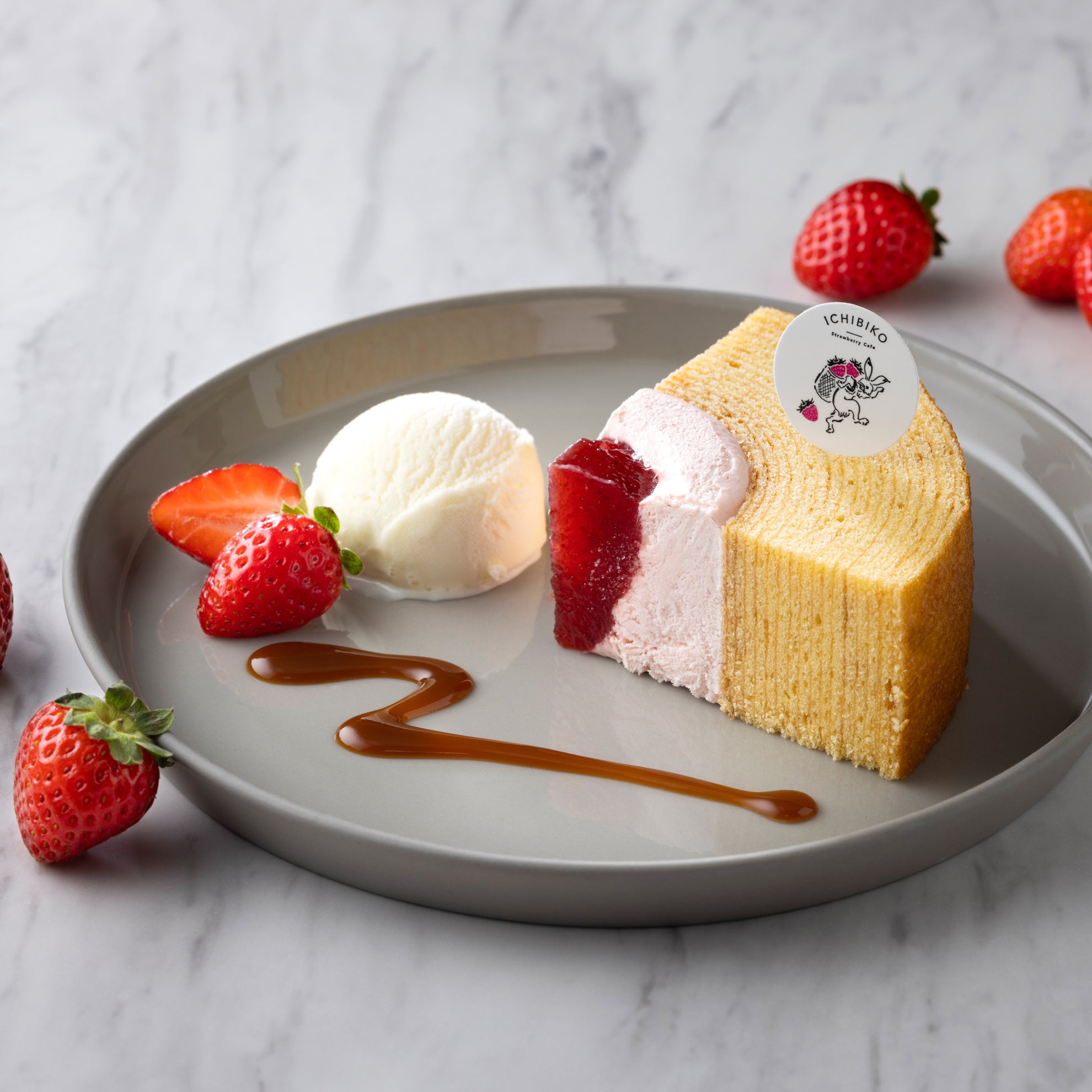 いちごのバウムクーヘンプレート　いちごのバウムクーヘン、バニラジェラート、キャラメルソース、生いちご　※ドリンク代別途