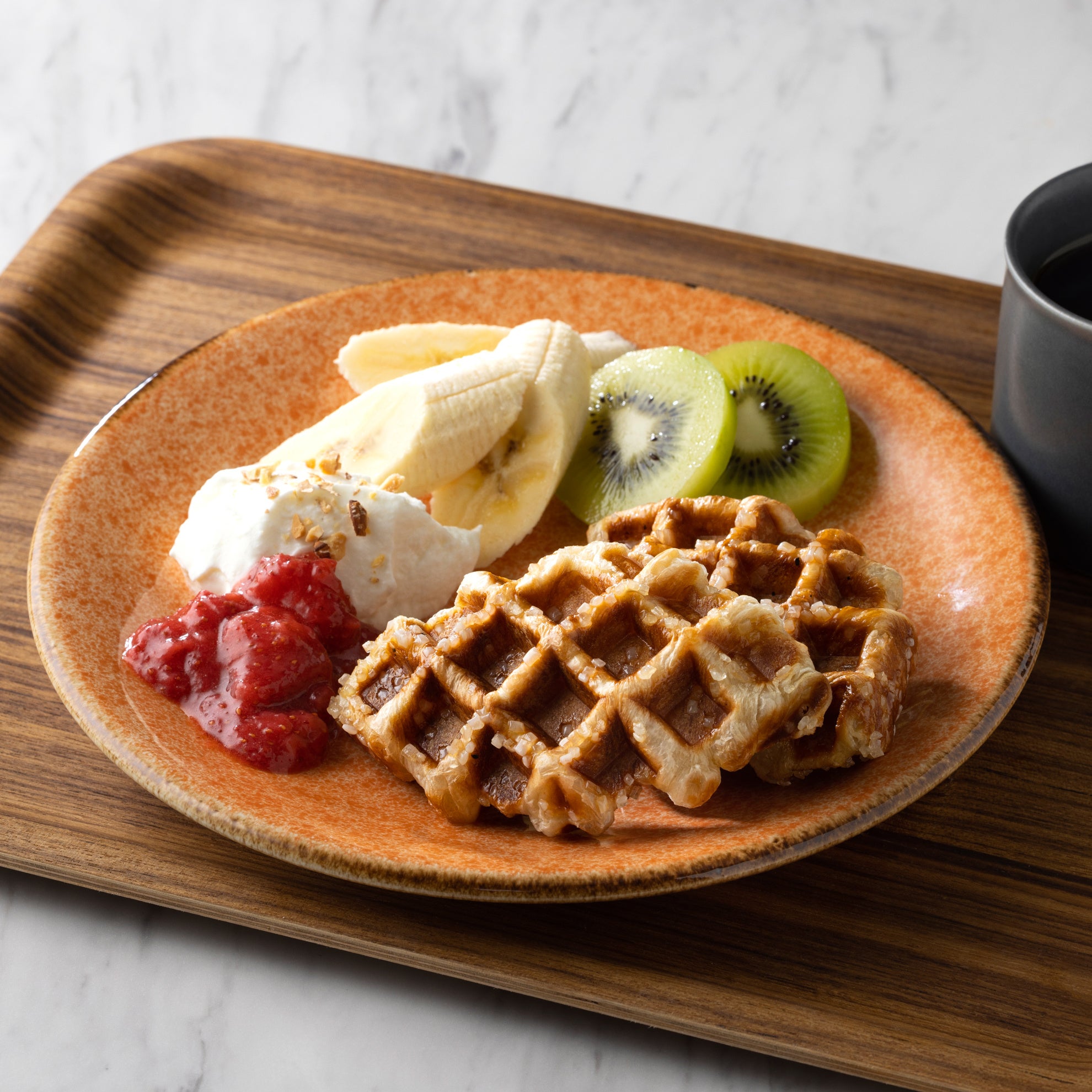 クロッフルプレート（fruits）　焼き立てクロッフル、バナナ、キウイ、ギリシャヨーグルト＆ミガキイチゴコンポート