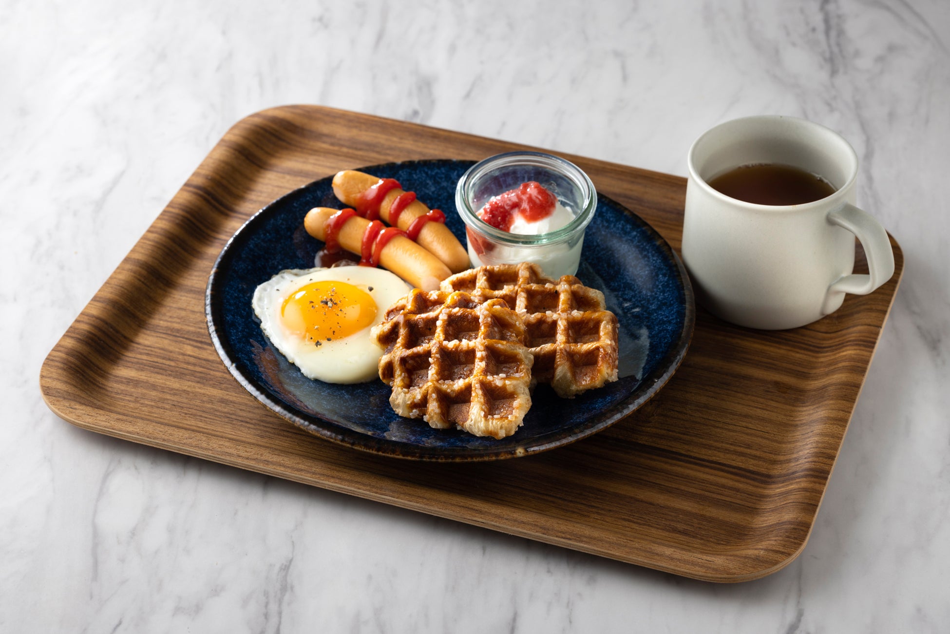 クロッフルプレート(egg & meat) 焼き立てクロッフル、ソーセージ、目玉焼き、ギリシャヨーグルト&ミガキイチゴコンポート、ドリンク付き(ミニいちびこミルク、コーヒーまたは紅茶から選べます)