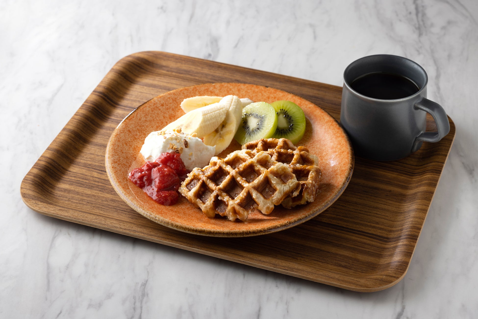 クロッフルプレート(fruits) 焼き立てクロッフル、バナナ、キウイ、ギリシャヨーグルト&ミガキイチゴコンポート、ドリンク付き(ミニいちびこミルク、コーヒーまたは紅茶から選べます)