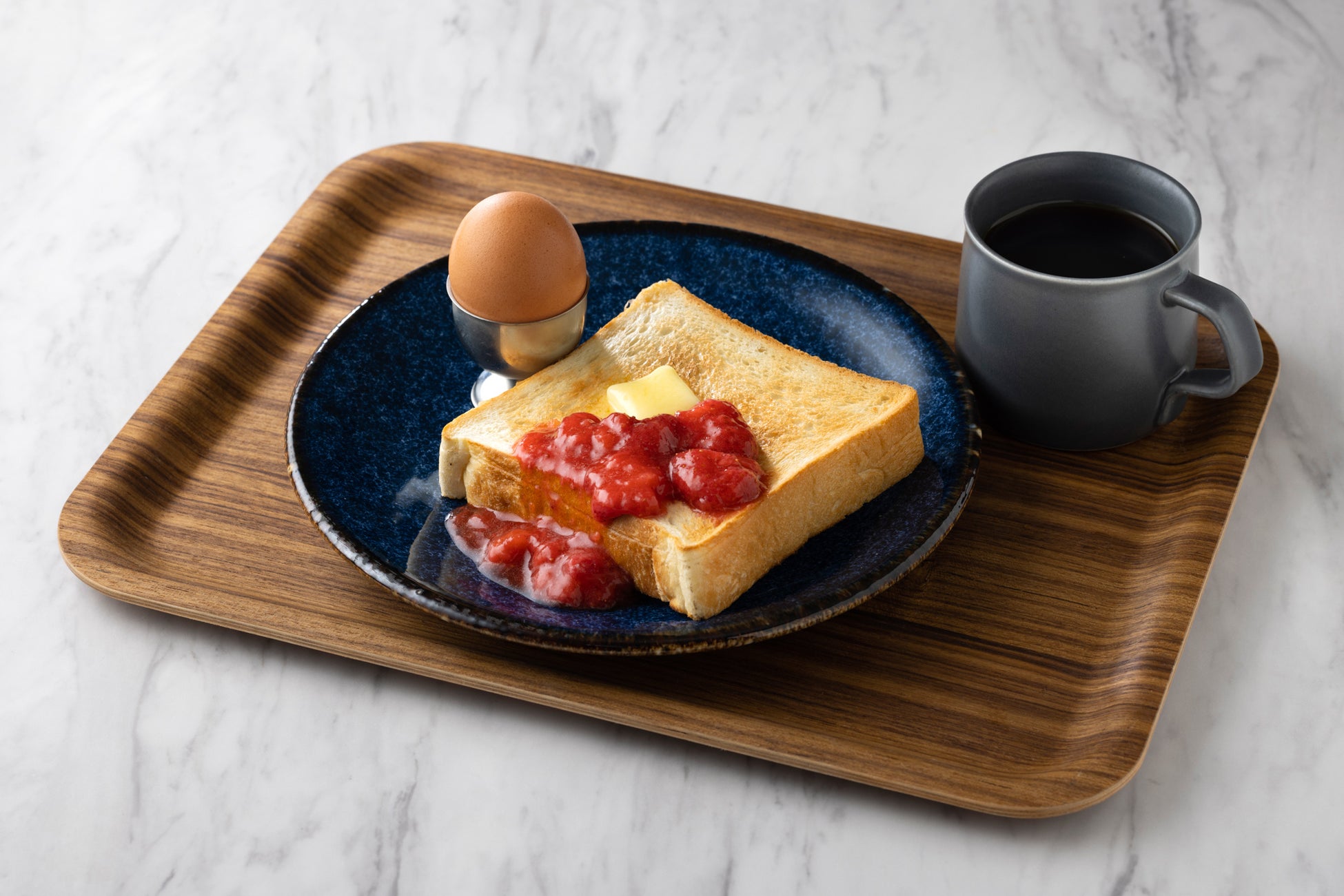 ミガキイチゴトースト 焼き立てトースト、ミガキイチゴコンポート、ゆで卵、ドリンク付き(ミニいちびこミルク、コーヒーまたは紅茶から選べます)