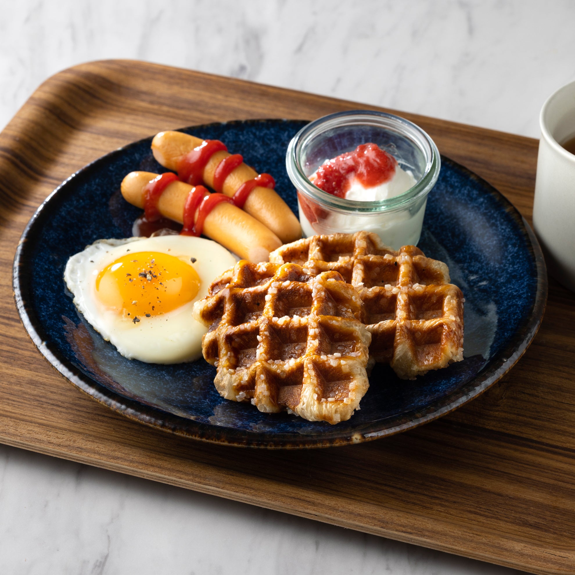 クロッフルプレート（egg & meat）　焼き立てクロッフル、ソーセージ、目玉焼き、ギリシャヨーグルト＆ミガキイチゴコンポート