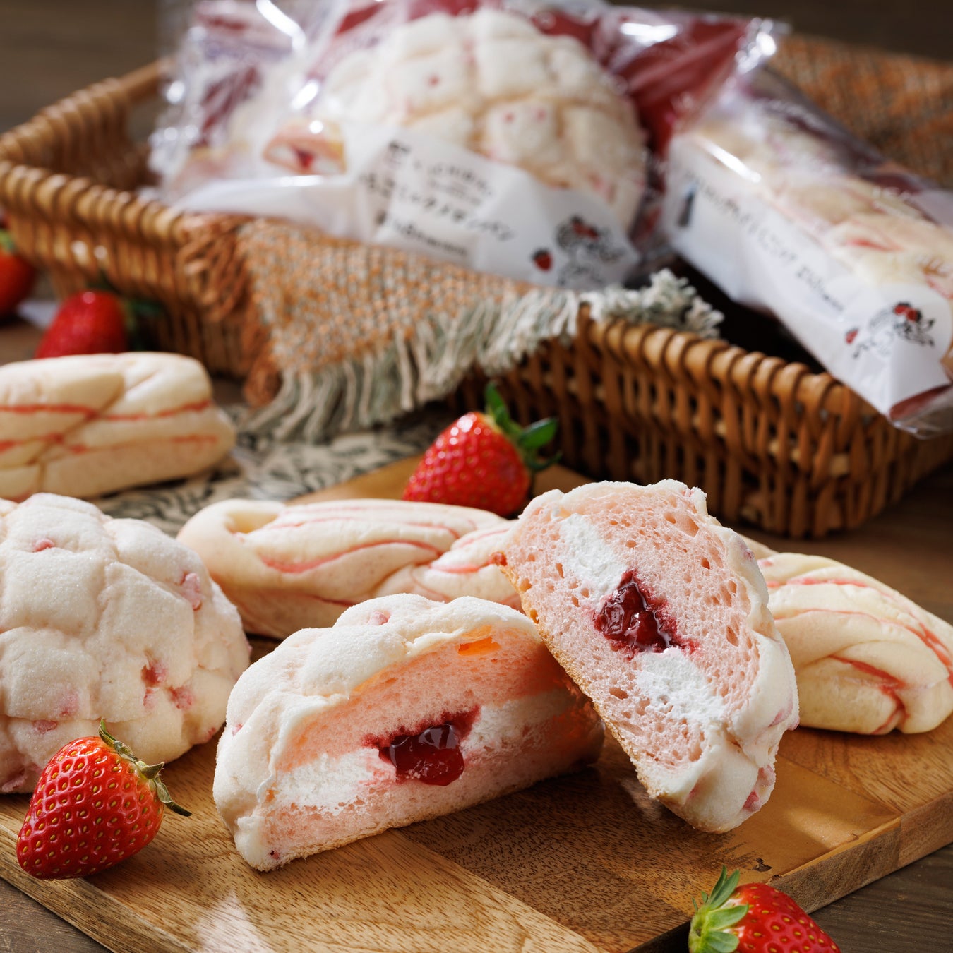 ベーカリー2品(ICHIBIKO いちごミルクメロンパン、ICHIBIKO ツイストホイップサンド いちごミルク)