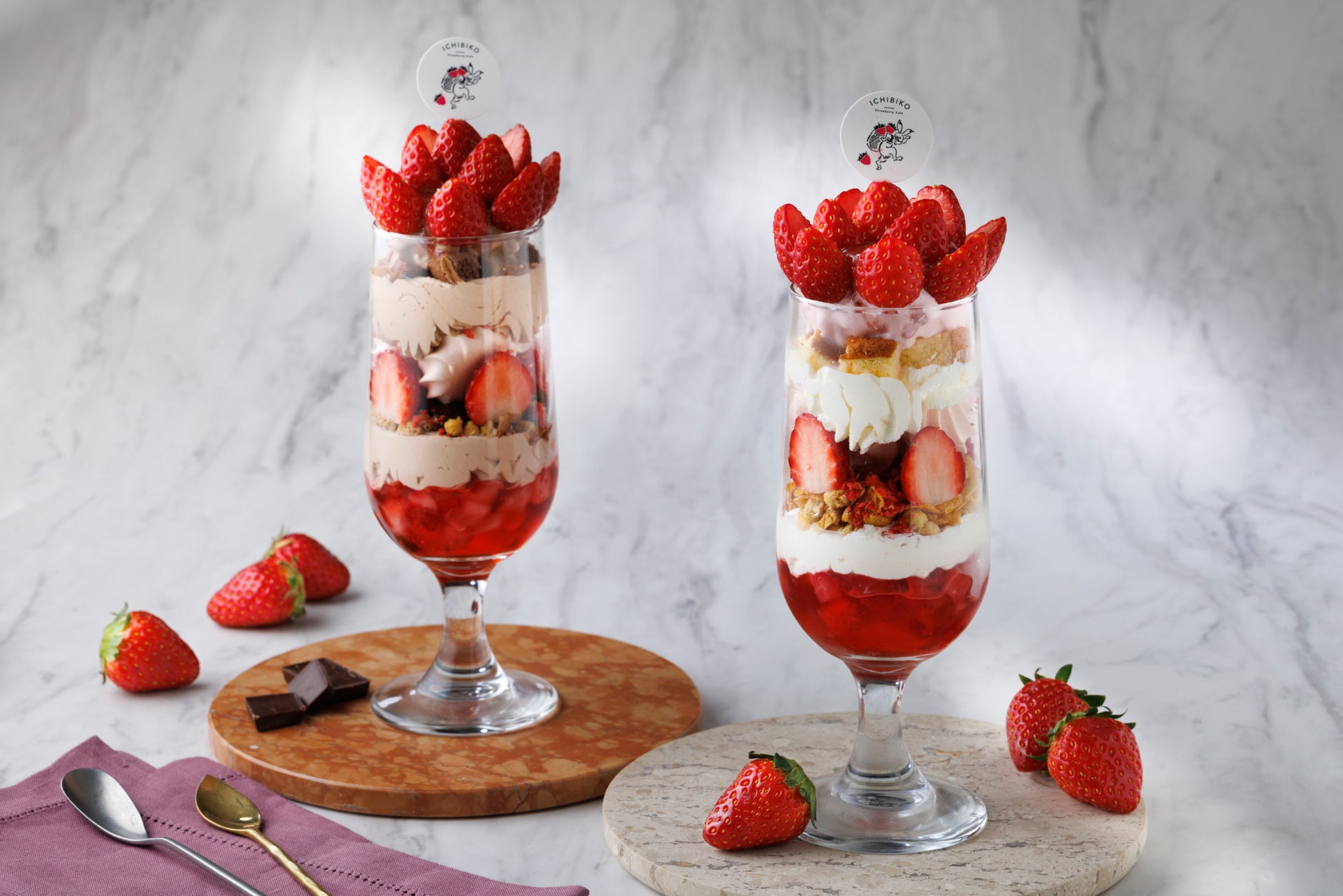 左:very strawberry パフェ ショコラ、右:very strawberry パフェ フレーズ