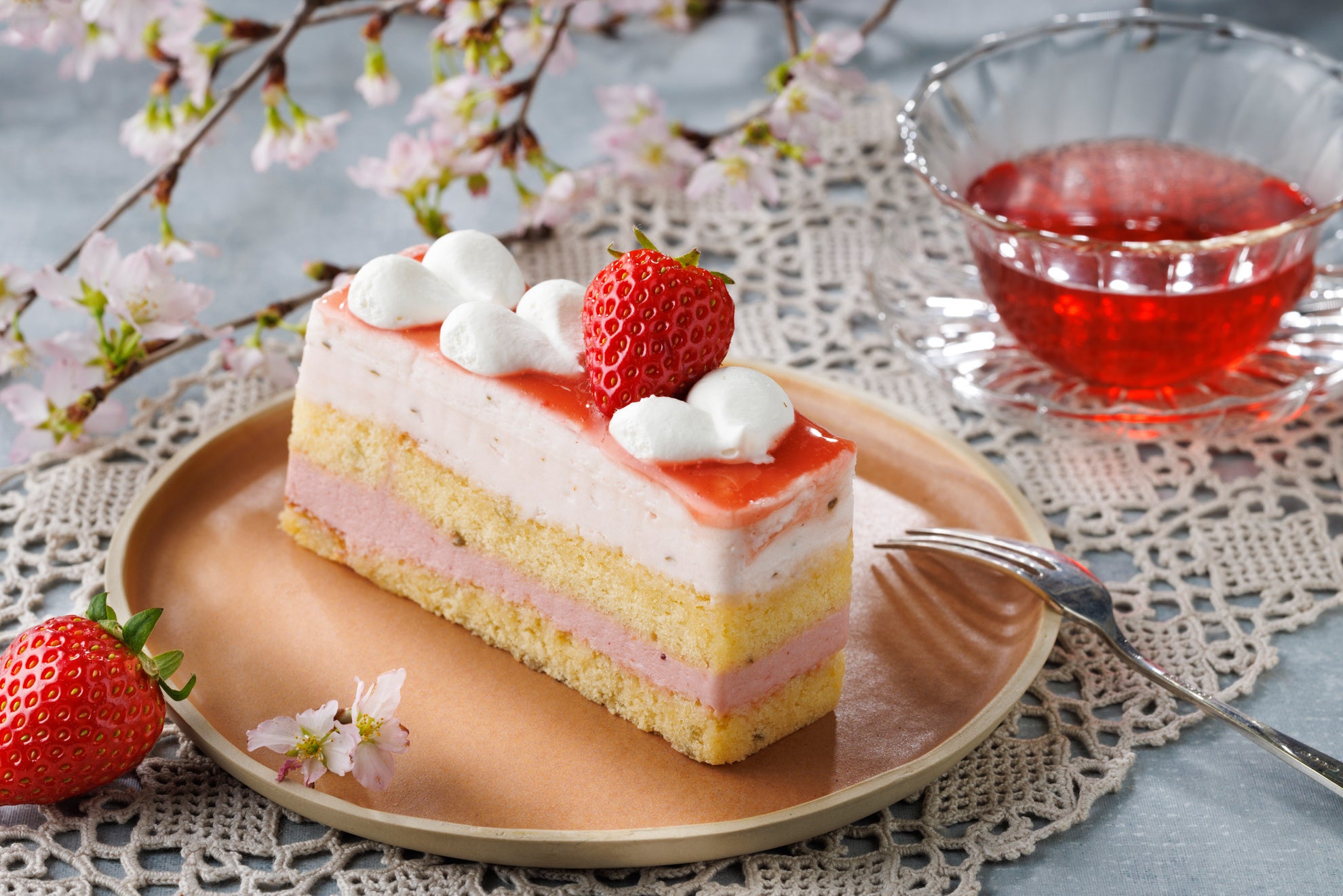 さくらといちごのムースケーキ