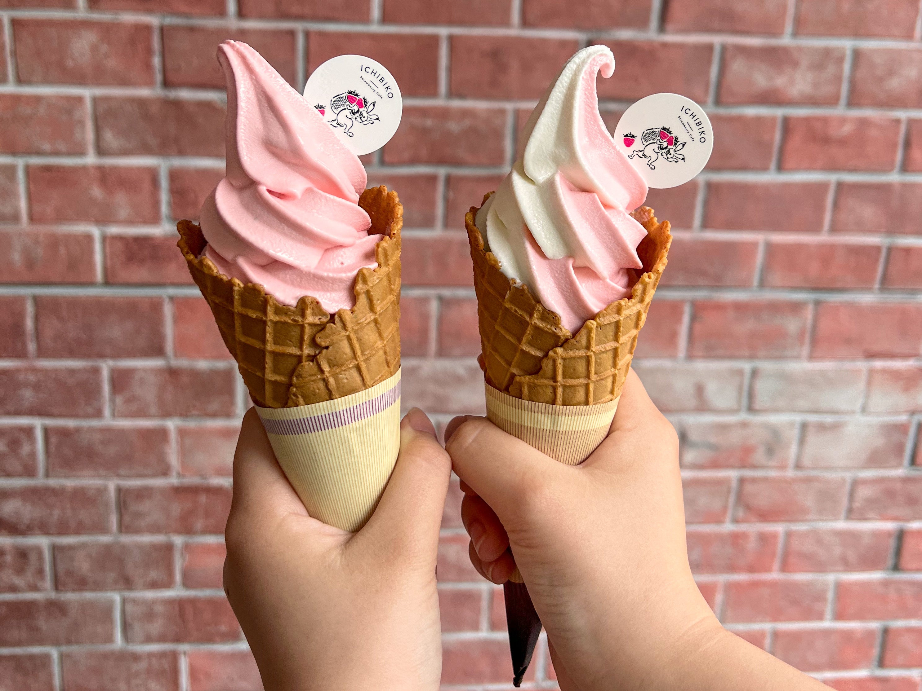 ICHIBIKOソフトクリーム（左：いちごミルク　右：いちごミルク＆リコッタミルク）