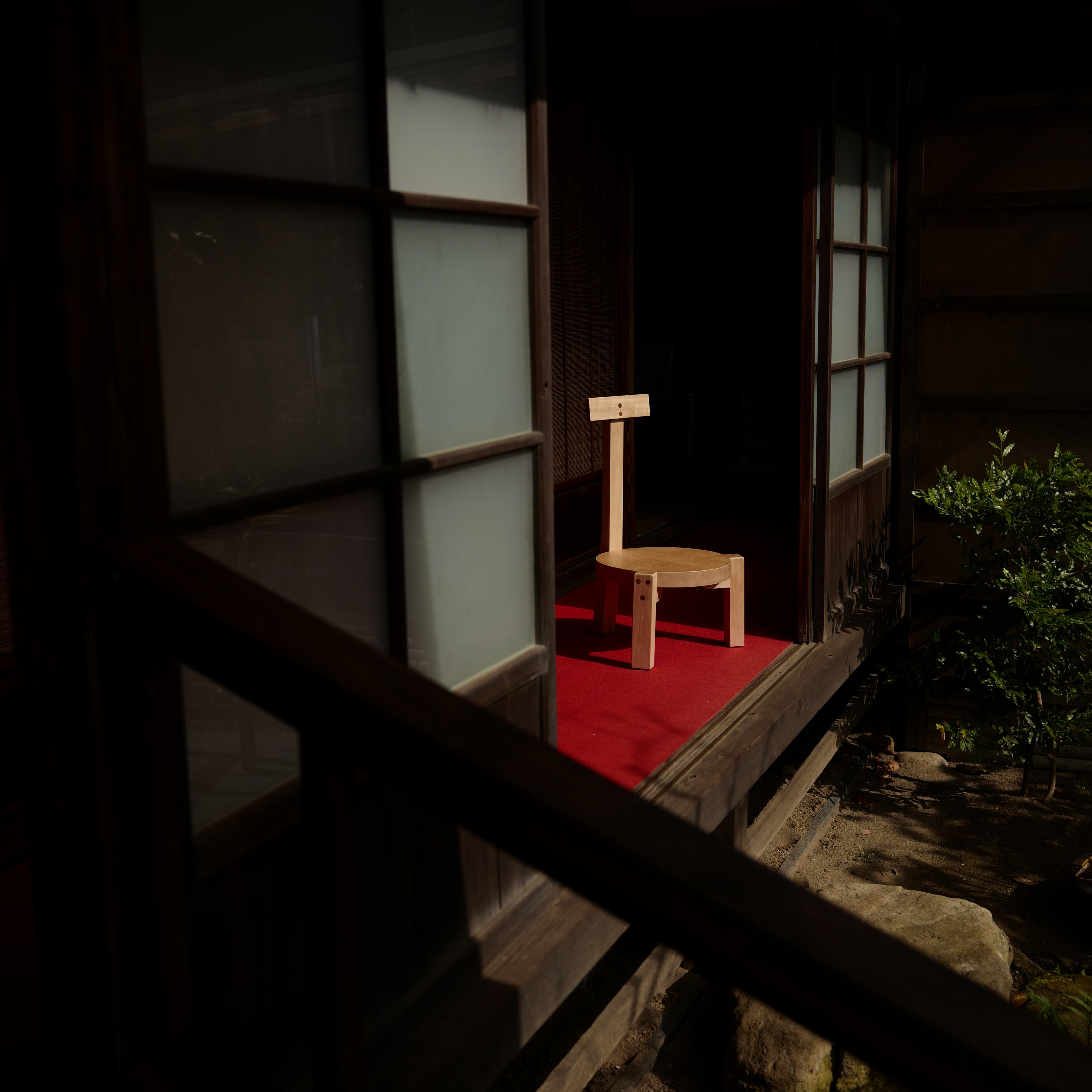 Girafa Embroiderer by Lina Bo Bardi (Initial Japan Inc.)