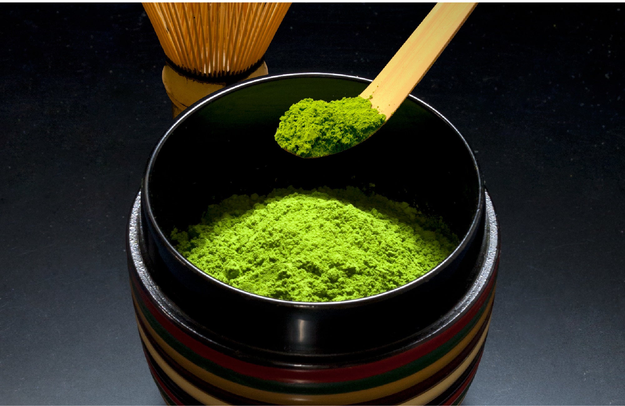 石臼で挽いてきめ細かく香り高い抹茶に