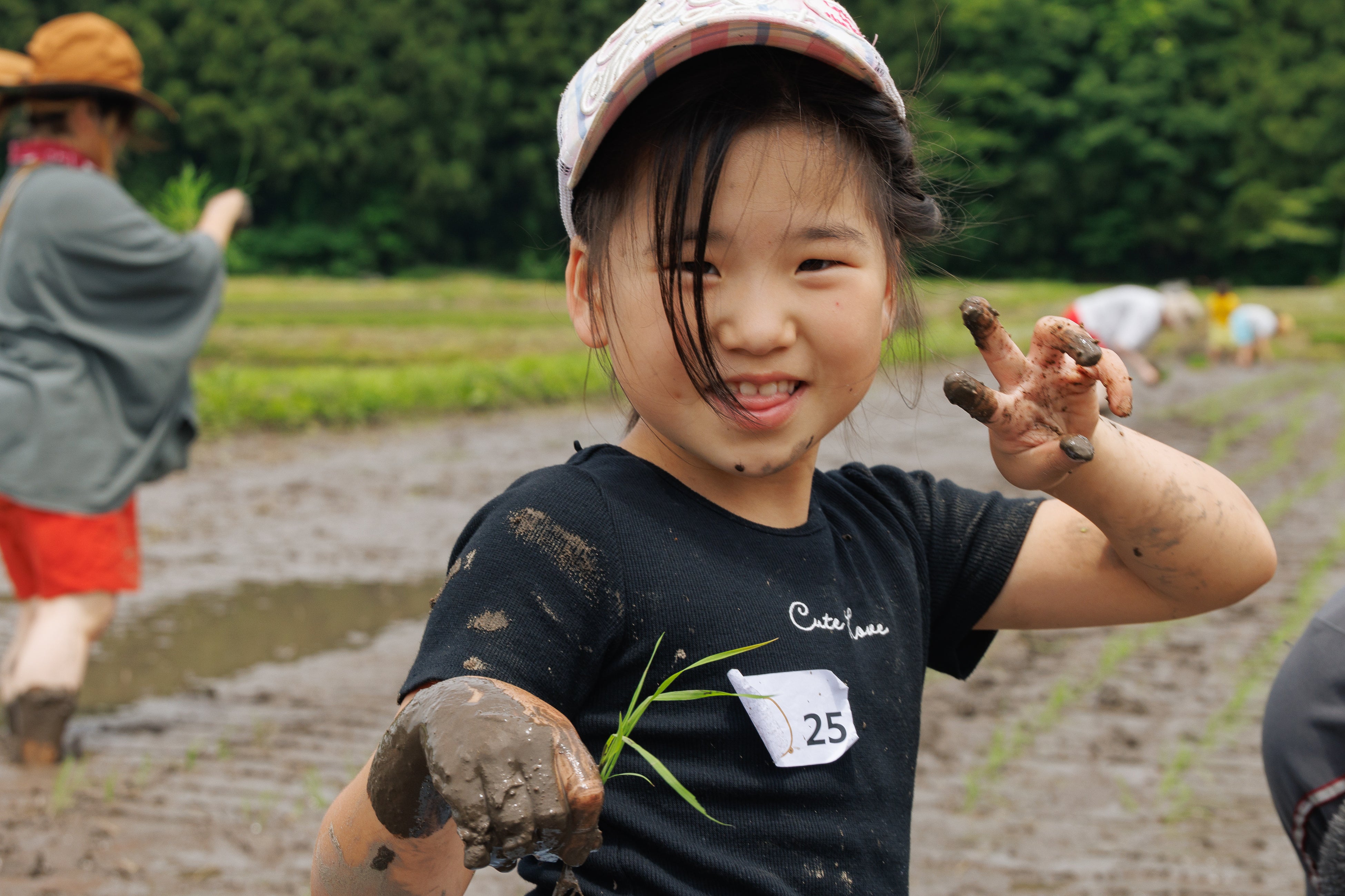田植えを楽しむ子ども