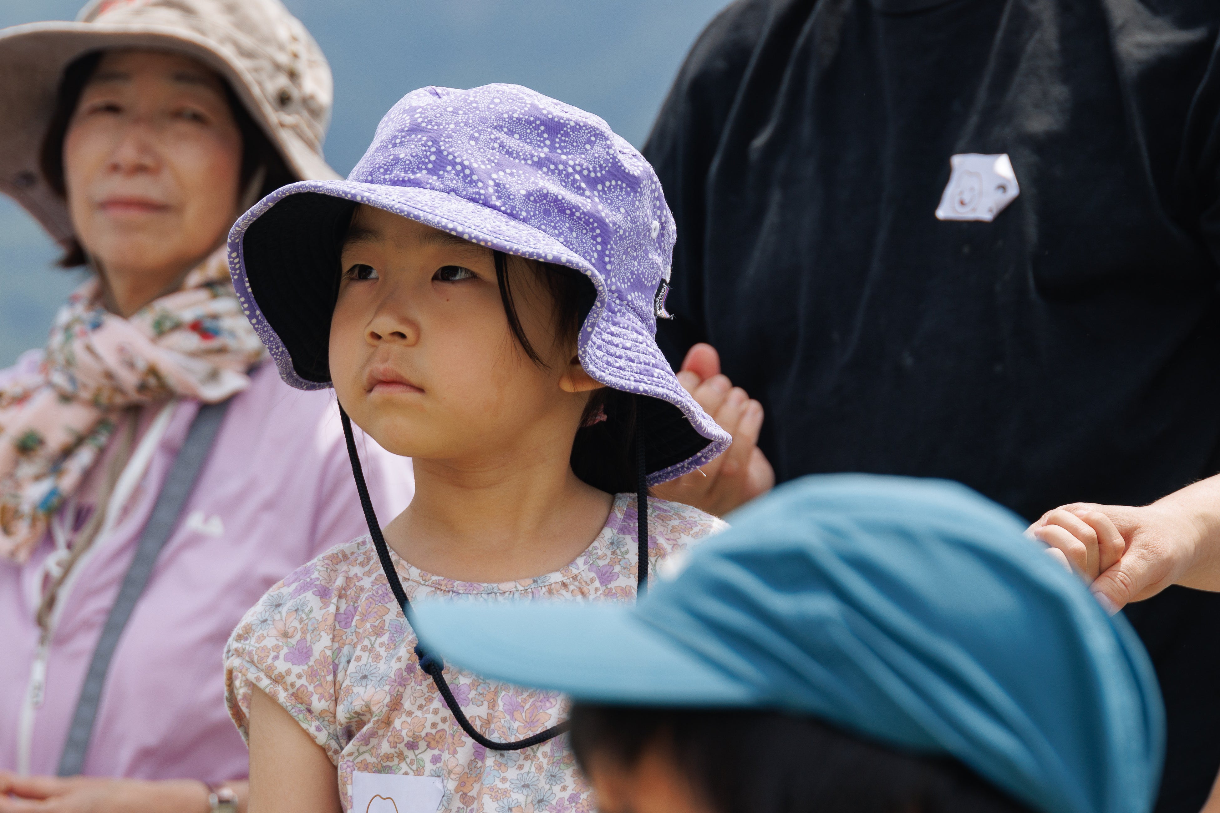 農家の方のお話を真剣に聞く子どもたち