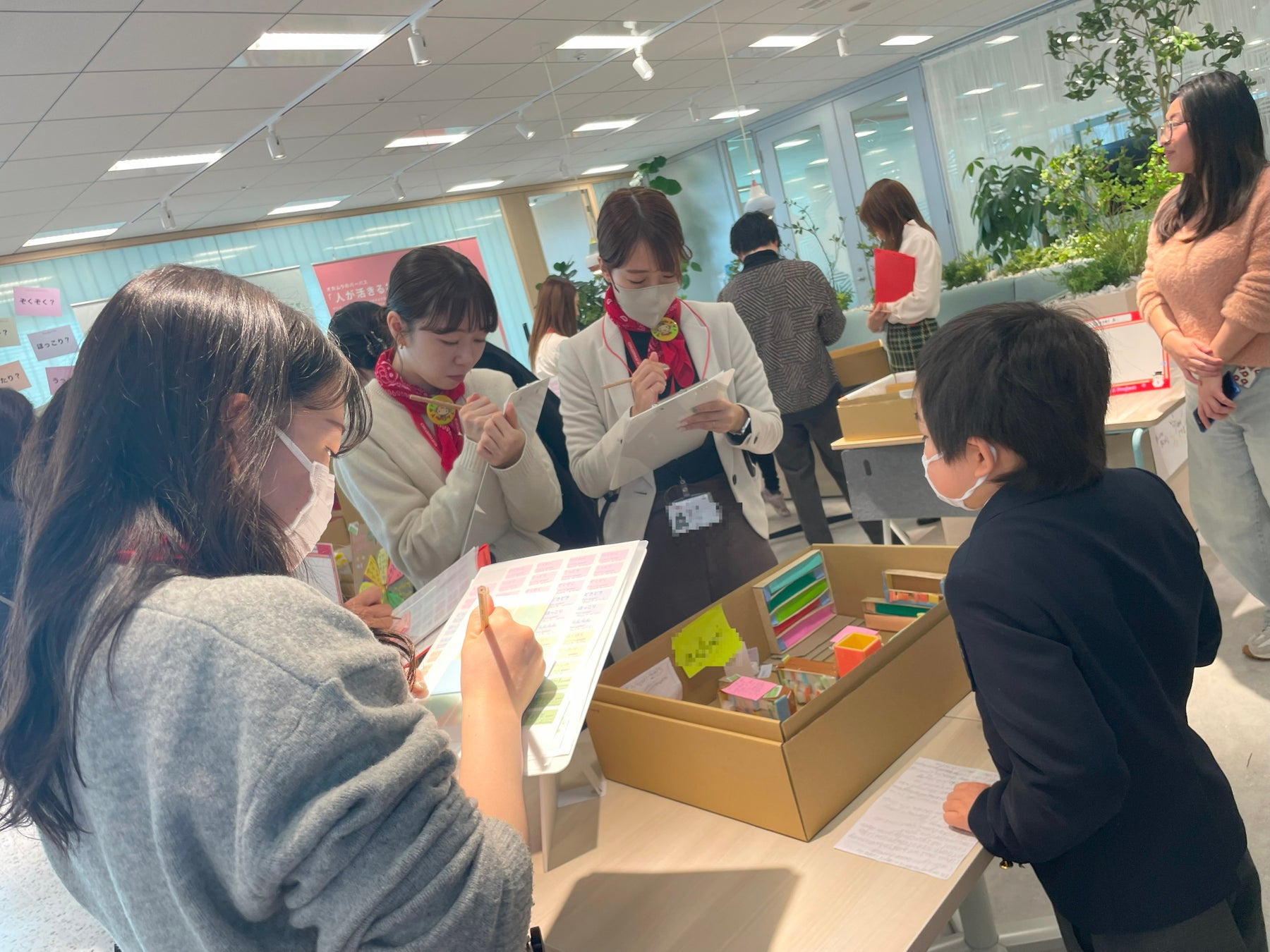 大人たちは興味深々。「こだわりポイントは?」「これは何?」など質問も。あっという間の1時間でした。