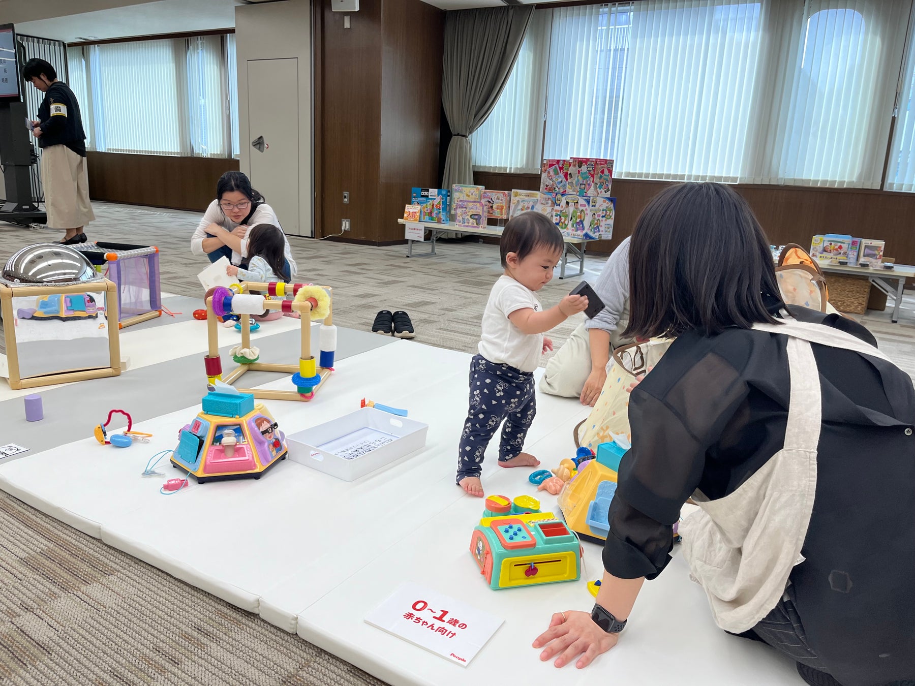0-1歳向けコーナーもあるので小さなお子様でも安心。ピープル赤ちゃん研究所スタッフがサポート。