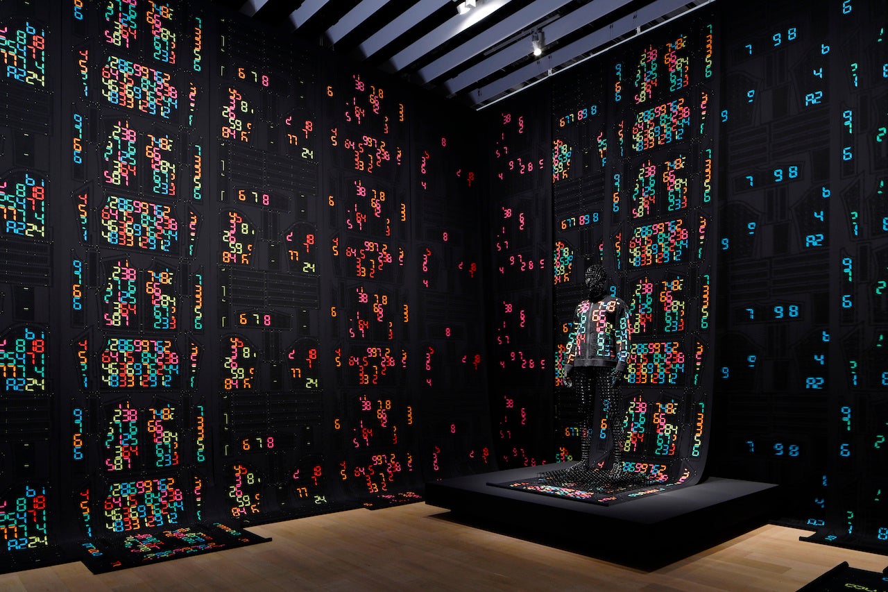 A–POC ABLE ISSEY MIYAKE 《TYPE-Ⅱ 004》2023年　作家蔵 京都市京セラ美術館 特別展「跳躍するつくり手たち：人と自然の未来を見つめるアート、デザイン、テクノロジー」展示風景　撮影：来田猛