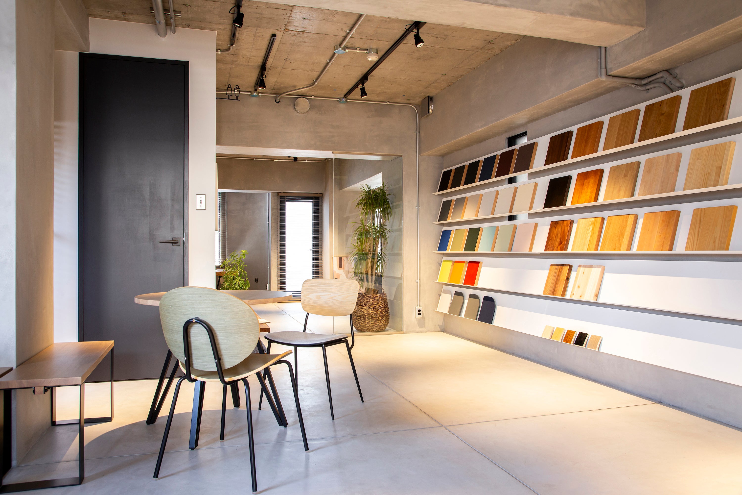 天然木やリノリウム21色まで、豊富な天板サンプルのバリエーション