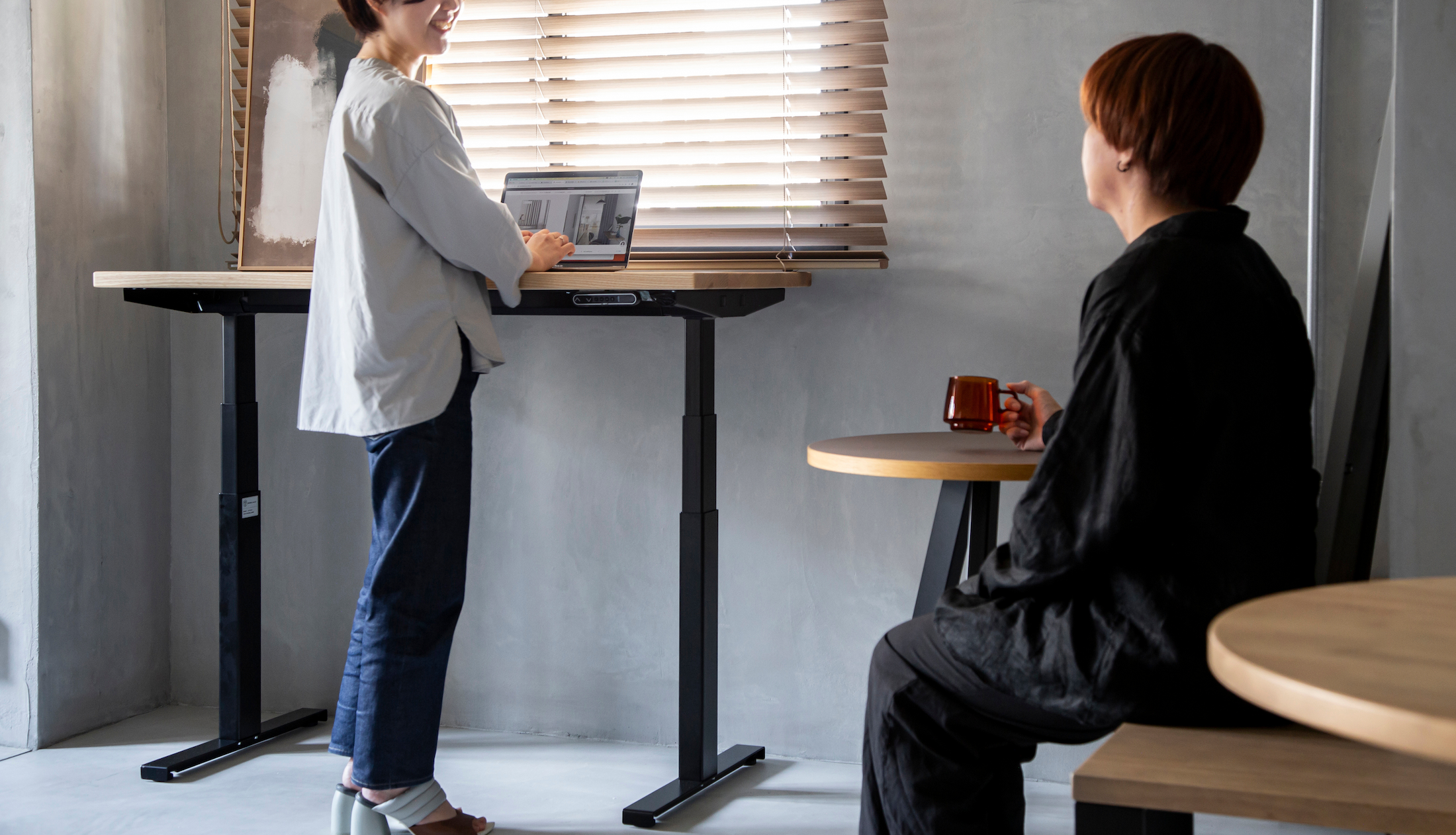 業務効率や健康面をサポートする電動昇降デスクの体験スペース