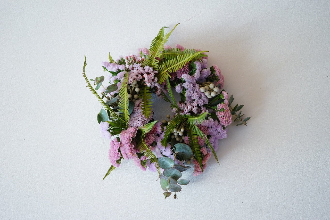 『スターチスで彩る春のリース』