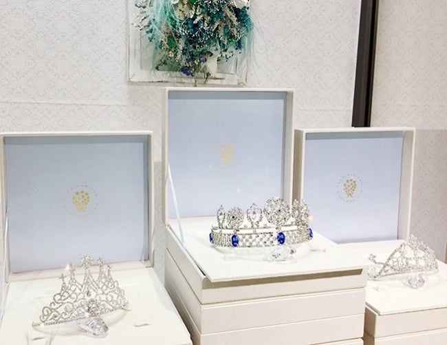 日本橋三越本店で開催された「TARO KAMITANIティアラ展」の様子