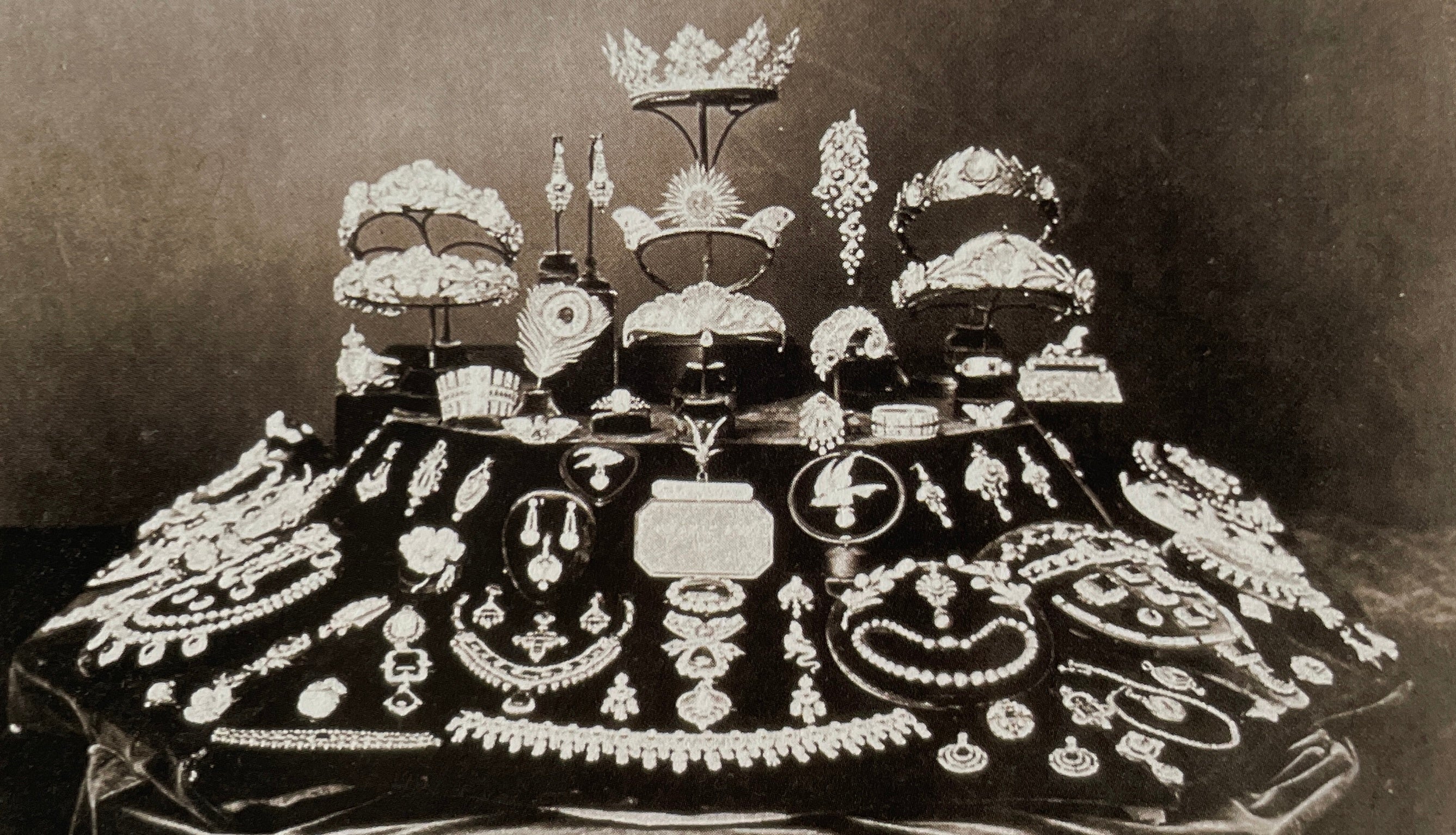 歴史あるアンティークティアラの美術館『TIARA MUSEUM TARO KAMITANI