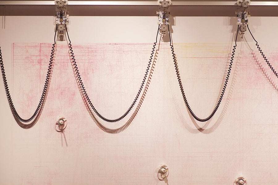 やんツー＋菅野創《SEMI-SENSELESS DRAWING MODULES #1 – Replicate》 2015年　マシン、ボールペン・パネル　作家蔵　Photo by Mochida Kanta