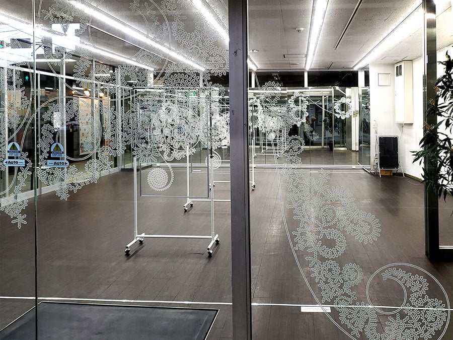 小川敦生《ghost catcher》 2019年　ポスターペイントマーカー・ガラス面