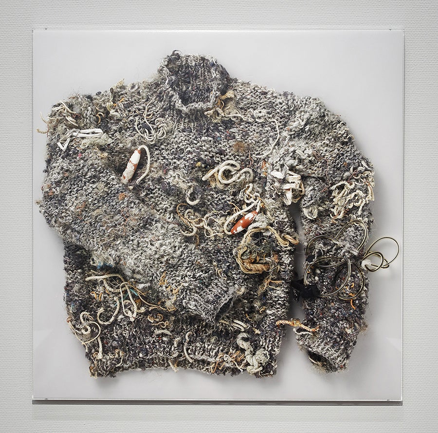 藤原大《ゴミが糸になる—草原のセーター、都会のセーター（茅ヶ崎）》 2021年　写真　茅ヶ崎市美術館蔵　Photo by Keizo KIOKU