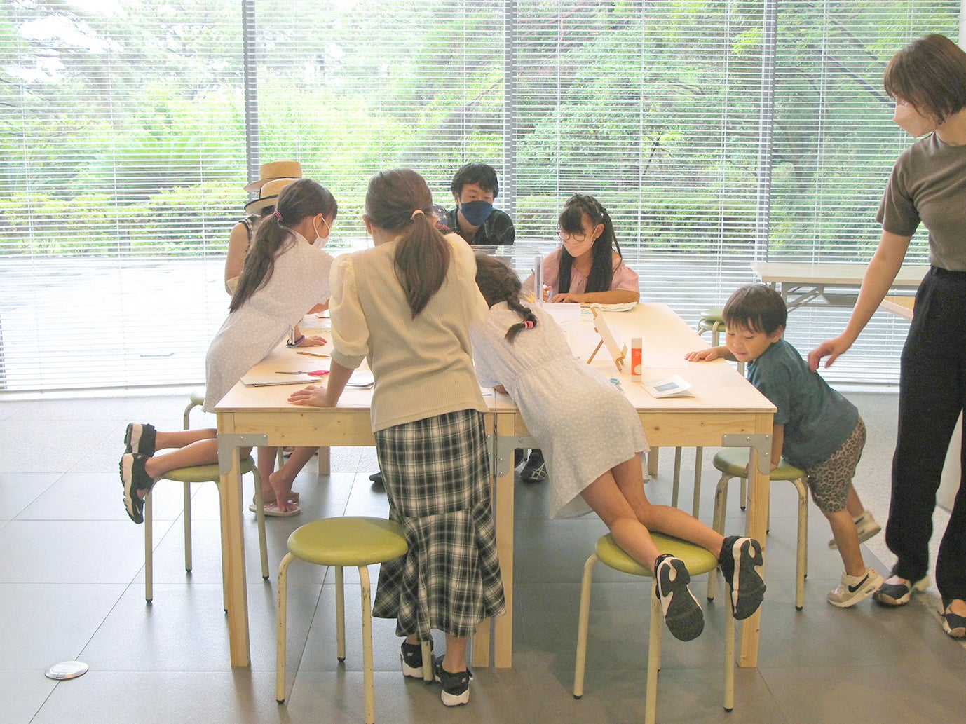 絵はがきを製作している様子　2022年、夏