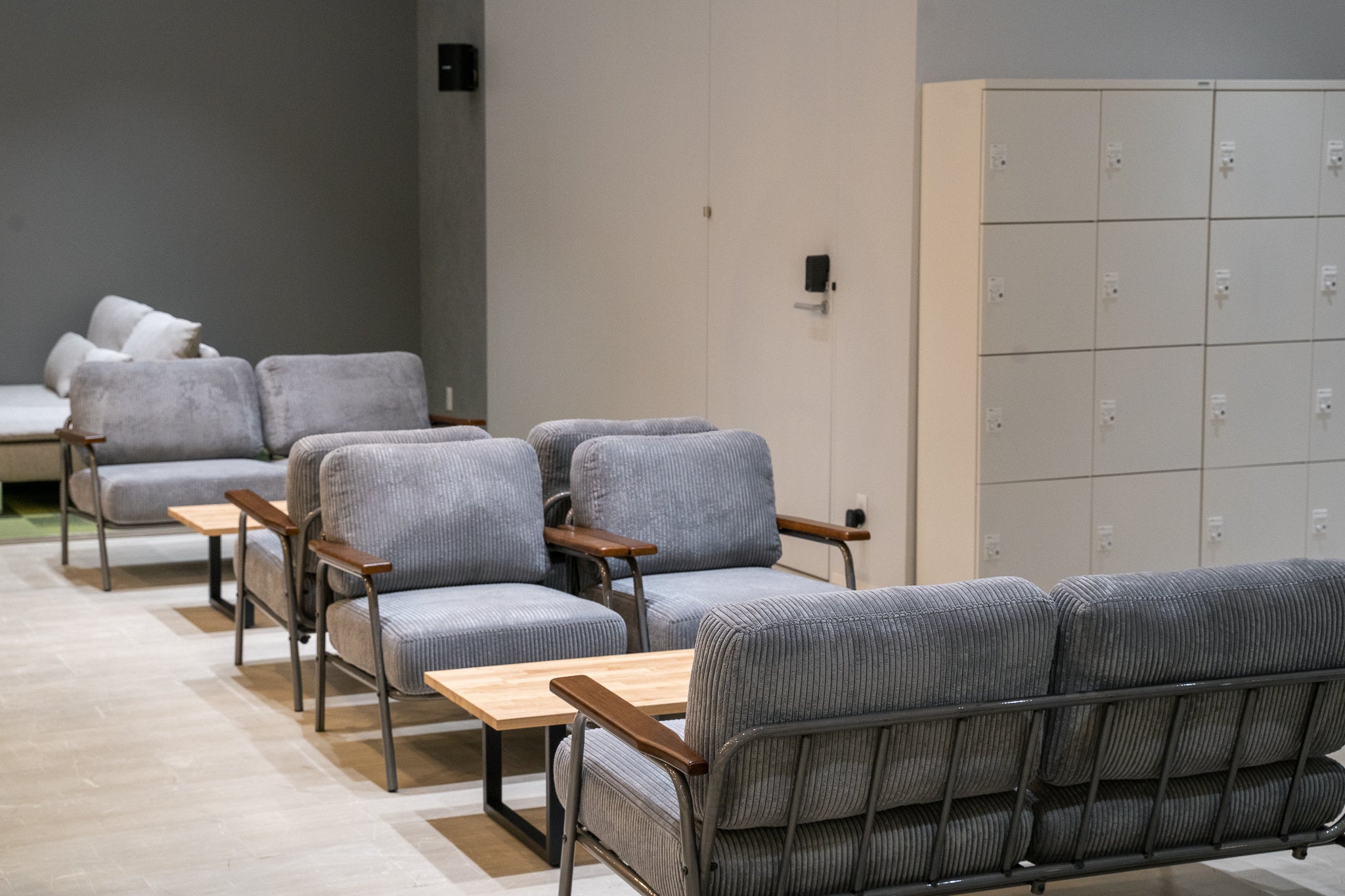 ソファラウンジエリア