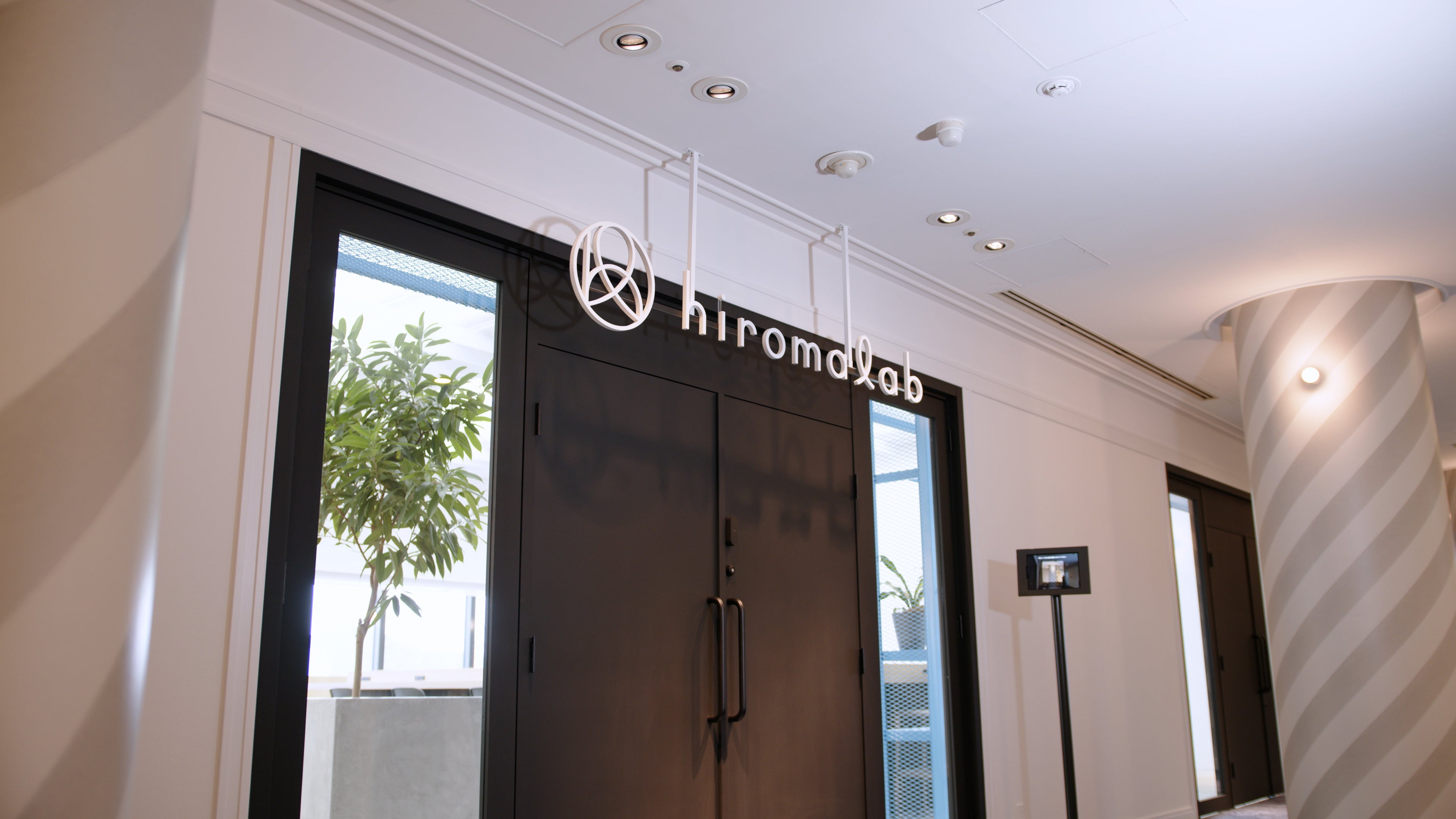 顔認証など、スマートな入退室の仕組み