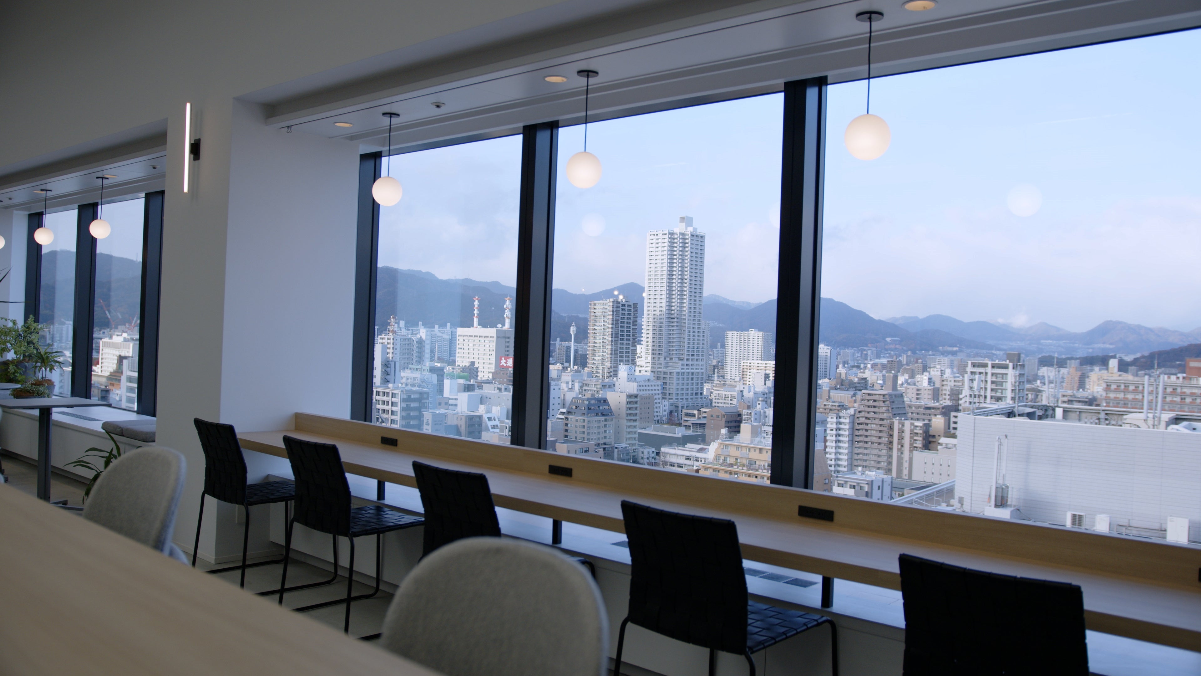 広島市街地や緑、川が一望できる気持ちの良い窓際スペース