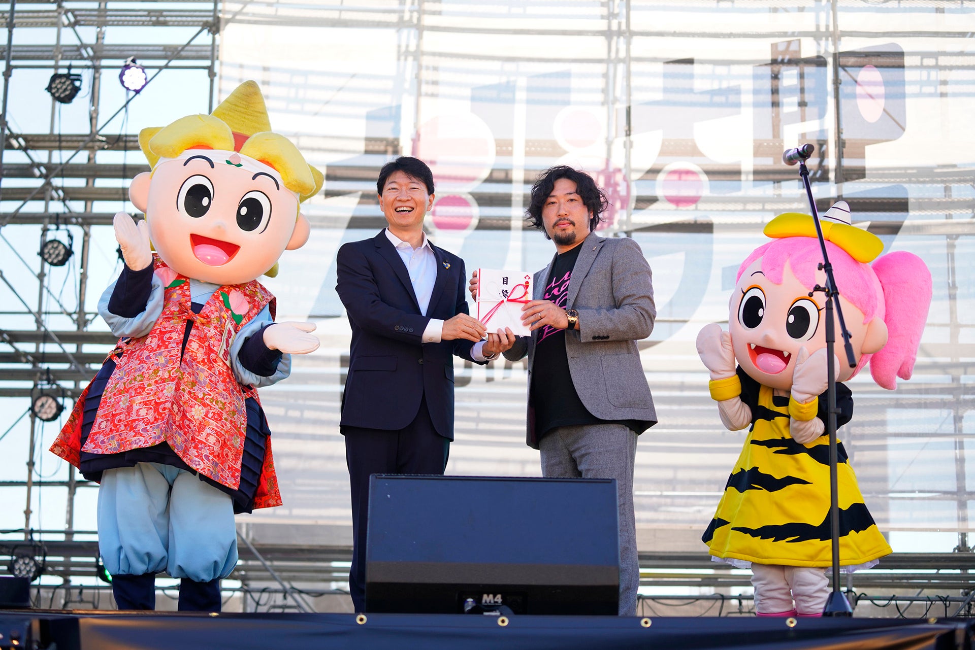 （左から）ももっち・伊原木知事・須田峻輔氏・うらっち