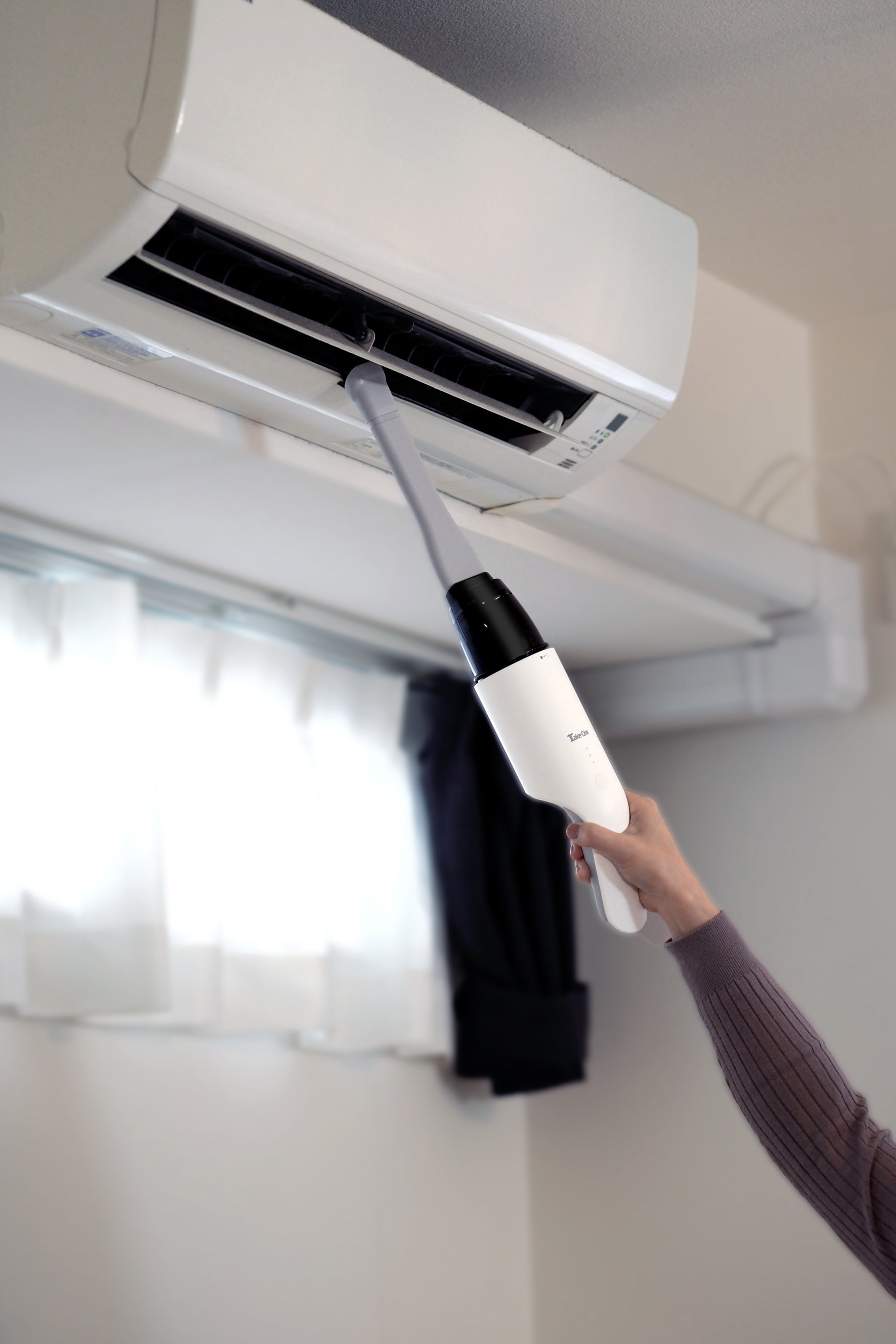 付属のブラシ、ノズルを使って高い場所も細い場所もサッと吸い取り。