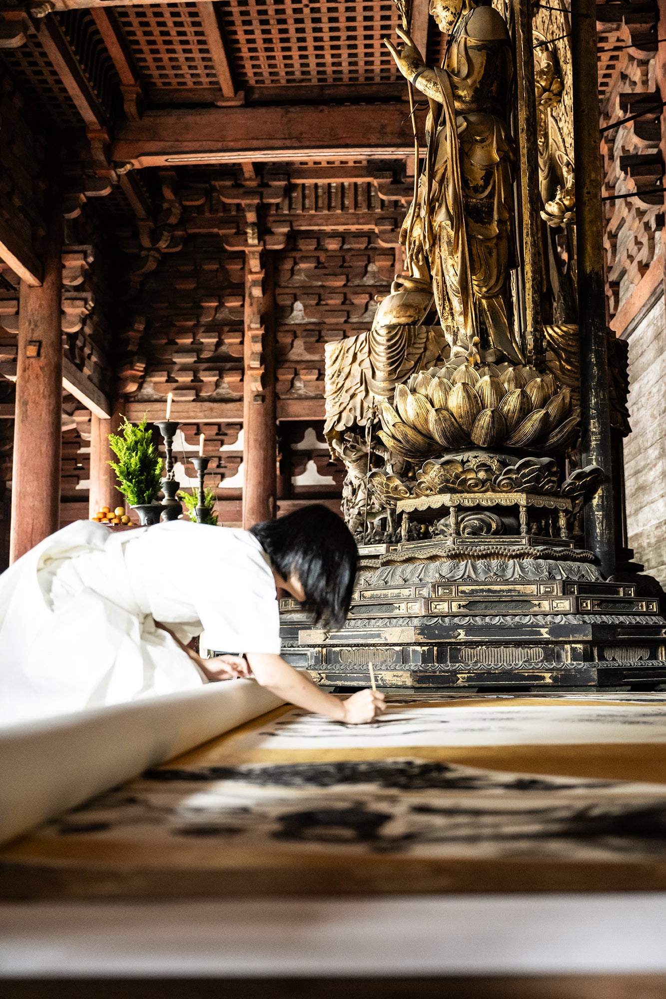 最後の筆入れをする小松美羽