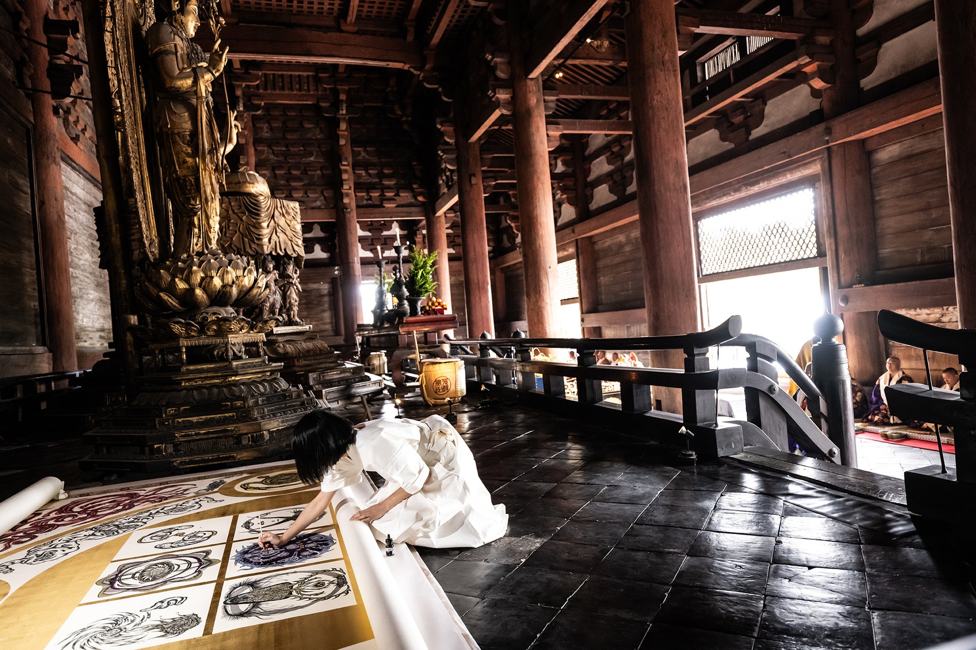 最後の筆入れをする小松美羽