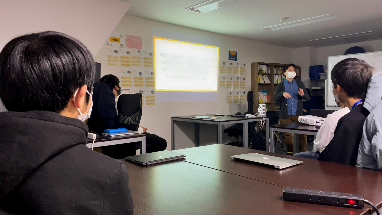 プログラミング学習支援に加えて、お金や生活、進路に関するワークショップも提供することで「自走力」の向上を目指します。