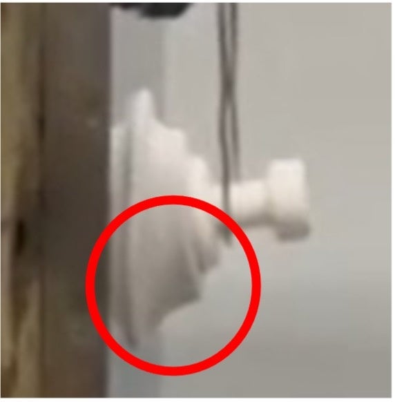 上からの力がかかっても、シリコンが伸びて「粘る」ので、磁石のように簡単に外れない