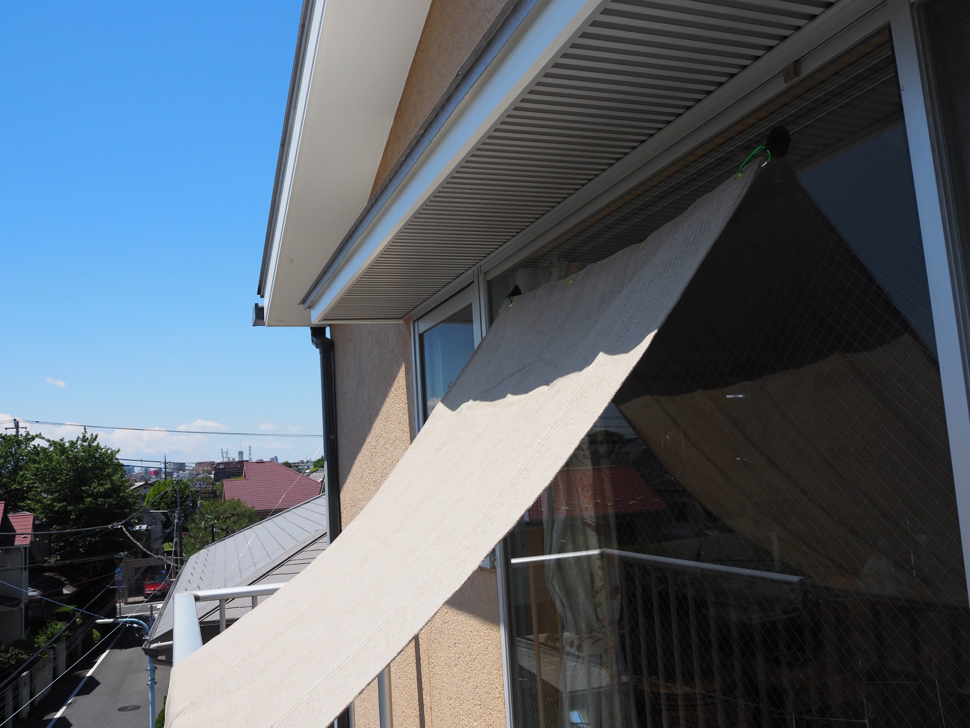 窓にフックを設置することで、簡易テントを設置した様子。ガラスが割れる心配はありません。