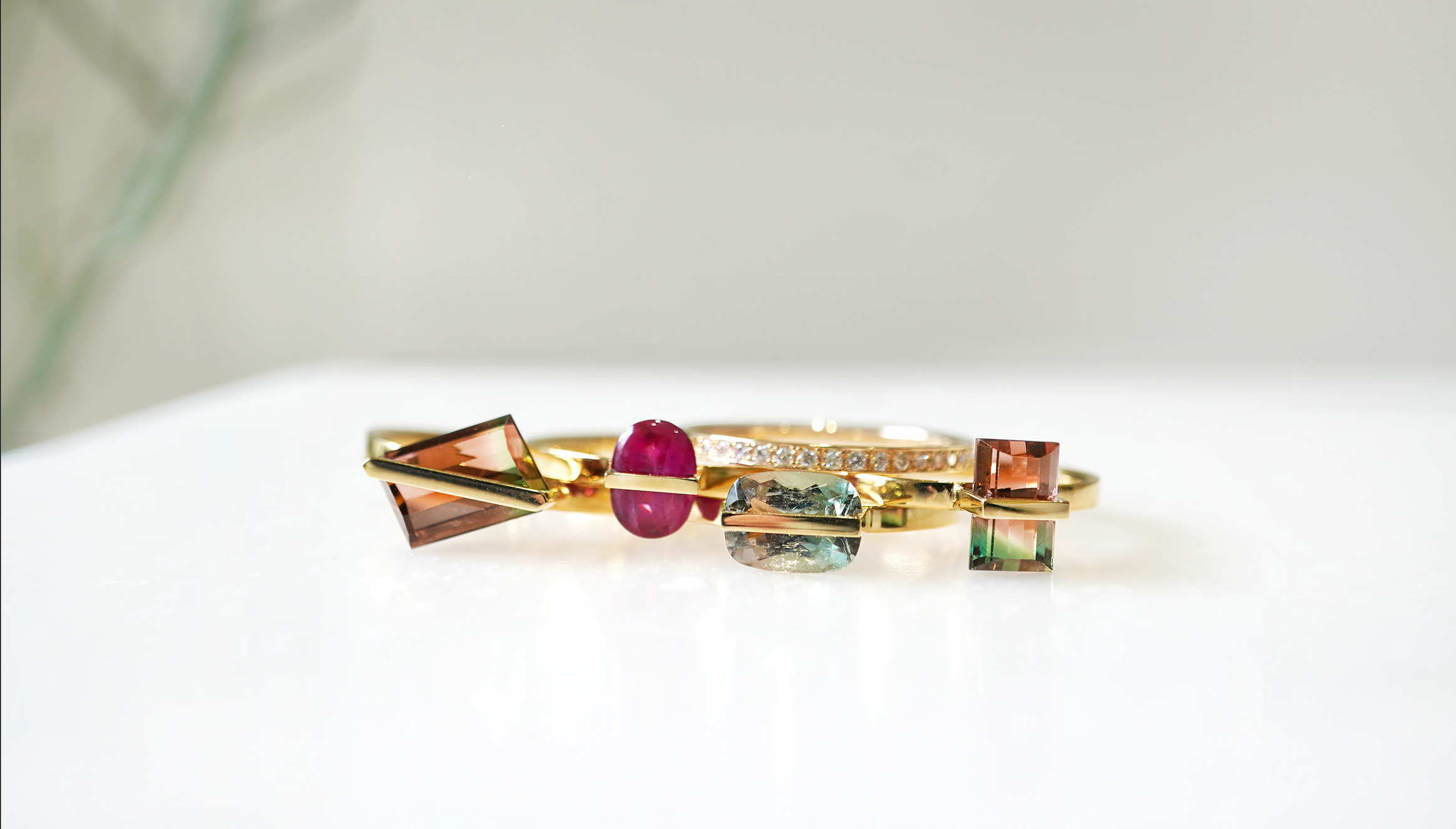 左からリング（18KYG・トルマリン）¥176,000、リング（18KYG・ルビー）¥99,000、リング（18KYG・ダイヤ）¥85,800、リング（18KYG・トルマリン）¥132,000 、リング（18KYG・トルマリン）¥147,400※全て税込