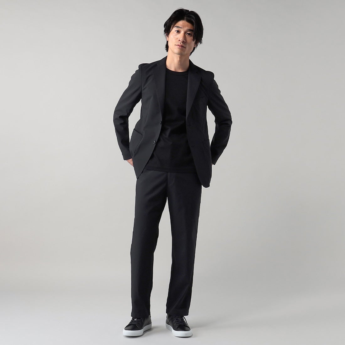 ジャケット¥66,000 (税込)・パンツ¥42,900 (税込)・Tシャツ¥22,000(税込)